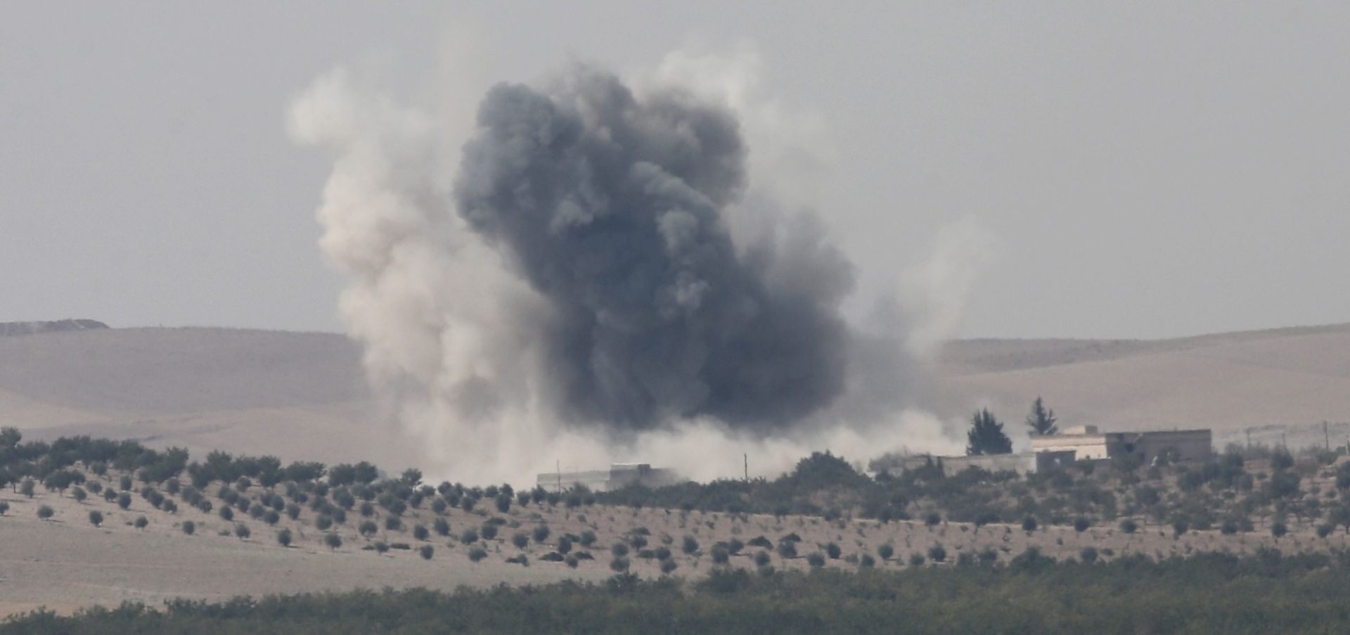 epa05508205 A picture taken from the Turkish side of the border shows smoke rising after attacks by war planes during an operation against the so-called Islamic State (ISIS or IS) militant group in Syria, as it is seen from Karkamis district of Gaziantep, Turkey, 24 August 2016. The Turkish army launched an offensive operation against ISIS in Syria's Jarablus with its war jets and army troops in coordination with the US led coalition war planes.  EPA/SEDAT SUNA