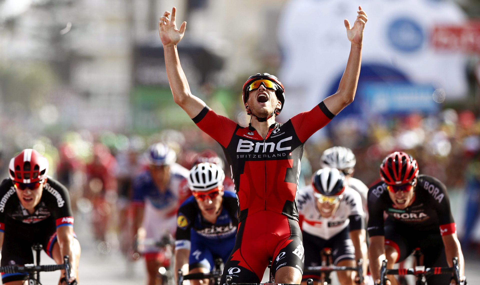 epa05525637 Luxembourg rider Jean-Pierre Drucker (front) of the BMC Racing Team celebrates while crossing the finish line to win the 16th stage of the Vuelta a Espana cycling race over 156.4km from Alcaniz to Peniscola, Spain, 05 September 2016.  EPA/JAVIER LIZON