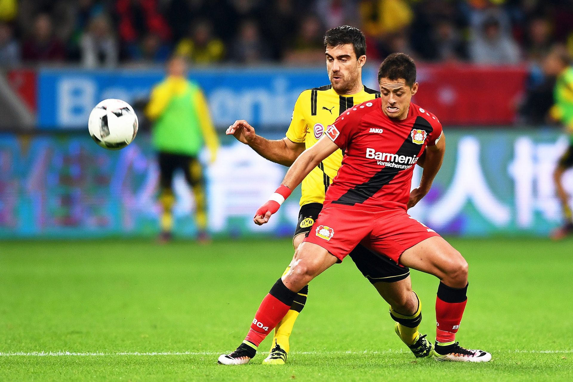 epa05565627 Leverkusen's Javier Hernandez (R) in action against Dortmund's Sokratis Papastathopoulos (L) during the German Bundesliga soccer match between Bayer Leverkusen and Borussia Dortmund in Leverkusen, Germany, 01 October 2016.  EPA/FEDERICO GAMBARINI (EMBARGO CONDITIONS - ATTENTION - Due to the accreditation guidelines, the DFL only permits the publication and utilisation of up to 15 pictures per match on the internet and in online media during the match)