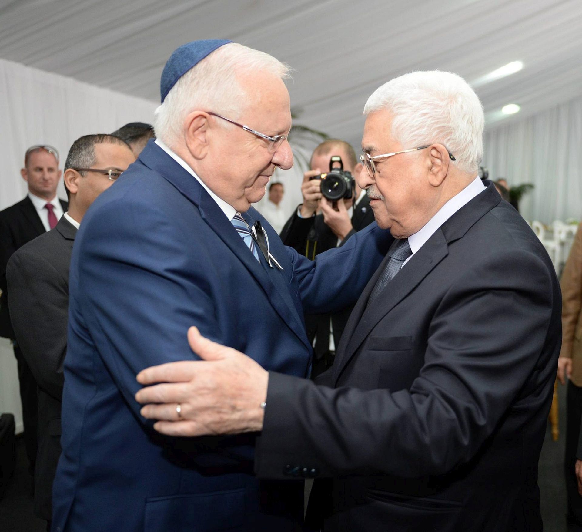 epa05564079 A handout image issued by the Israeli government press office, GPO, showing Israeli President Reuven Rivlin (L) meeting with Palestinian President Mahmoud Abbas during the burial ceremony at the funeral former Israeli President and Nobel Peace Prize winner, Shimon Peres, Mount Herzl National Cemetery, Jerusalem, Israel, 30 September 2016. Peres died on September 28 at age 93.  EPA/AMOS BEN GERSHOM / HANDOUT ISRAEL OUT HANDOUT EDITORIAL USE ONLY/NO SALES