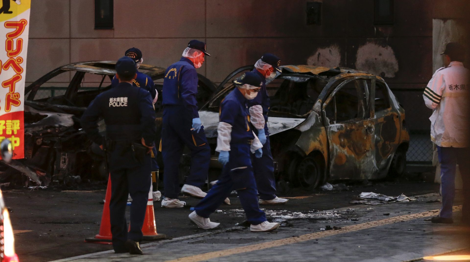 epa05598962 Japanese local policemen investigate cars burnt by blasts near Utsunomiya Joshi (Castle Ruin) Park in Utsunomiya, Tochigi Prefecture, about 100km north of Tokyo, Japan, 23 October 2016. One person was killed and at least three others injured by two blasts at the park and around the area, local police said.  EPA/KIMIMASA MAYAMA