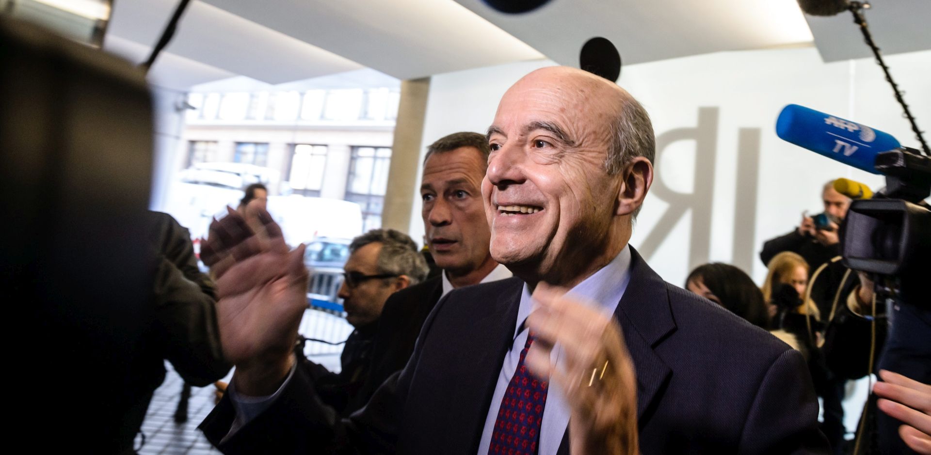 epa05058253 Former French Prime Minister and Mayor of Bordeaux Alain Juppe arrives at the 'Les Republicains' party headquarter for a political meeting in Paris, France, 07 December 2015, following the results of the French Regional Elections first round. The performance of France's anti-immigration National Front party was being closely watched in the regional elections.  EPA/CHRISTOPHE PETIT TESSON