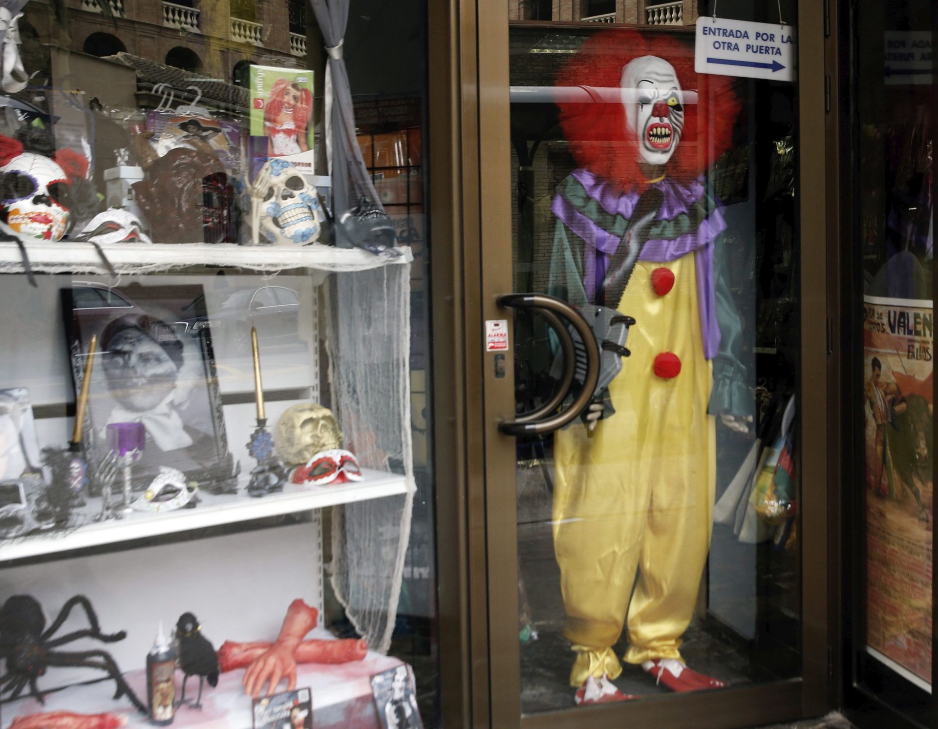 epa05603653 A creepy clown costume is displayed in a fancy-dress shop in Valencia, Spain, 26 October 2016. Authorities of the City Hall of Paterna, asked the residents to keep calm after several persons, dressed up as creepy clowns, scared some people.  EPA/JUAN CARLOS CARDENAS