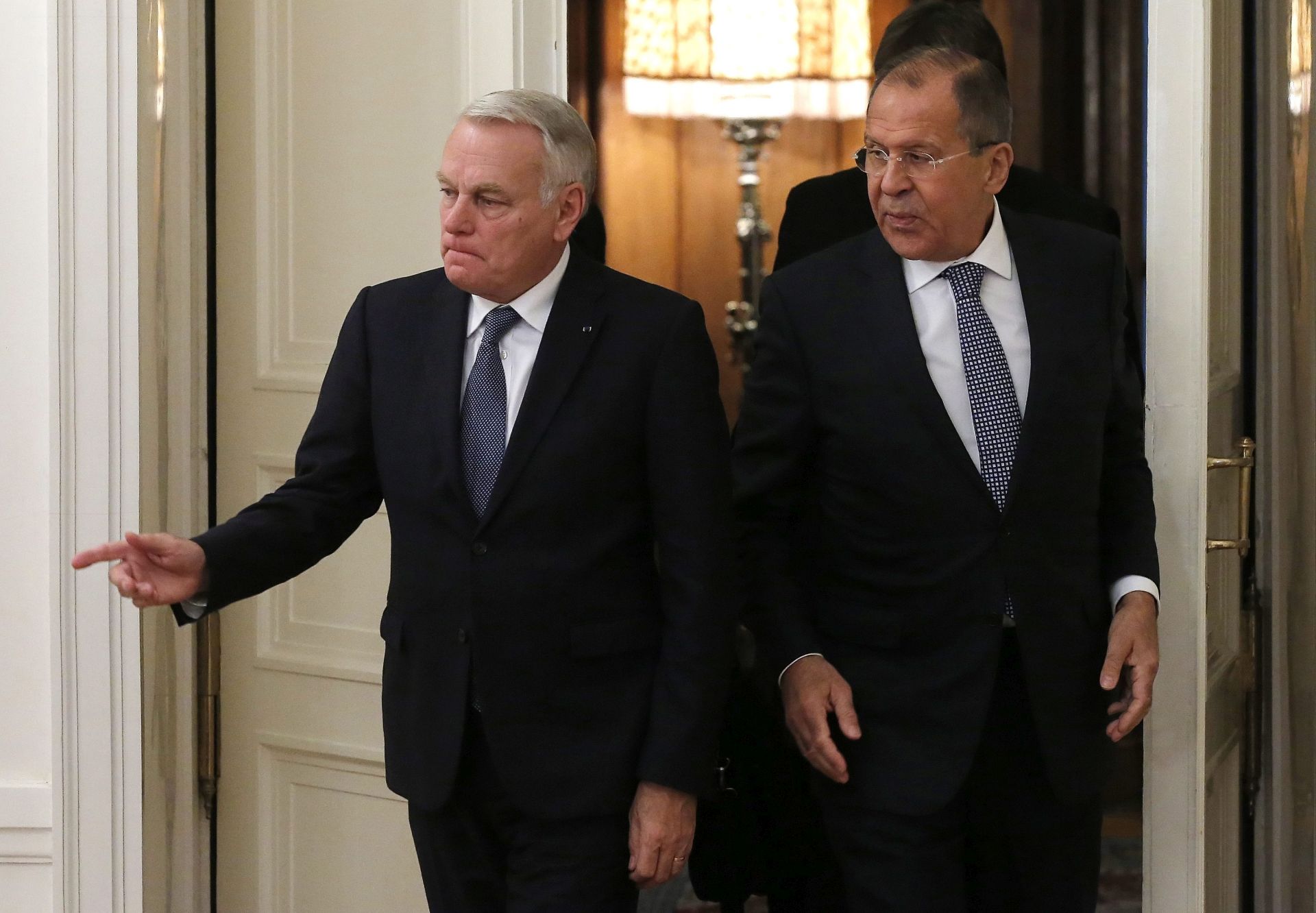 epa05572882 Russian Foreign minister Sergei Lavrov (R) enters a hall with French Foreign Minister Jean-Marc Ayrault (L), during their meeting in Moscow, Russia, 06 October 2016.  EPA/SERGEI ILNITSKY