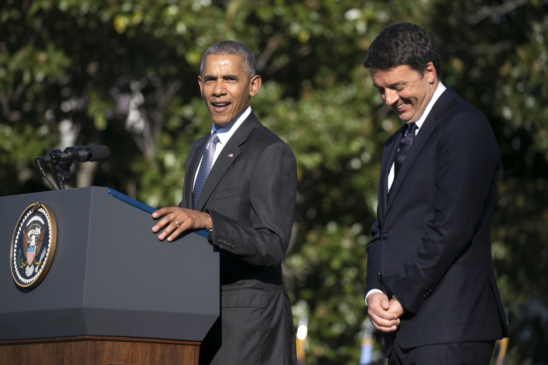 epa05590797 US President Barack Obama (L) and Italian Prime Minister Matteo Renzi (R)participate in an official arrival ceremony on the South Lawn of the White House in Washington DC, USA, 18 October 2016. Later today President Obama and First Lady Michelle Obama will host their final state dinner featuring celebrity chef Mario Batali and singer Gwen Stefani performing after dinner.  EPA/SHAWN THEW