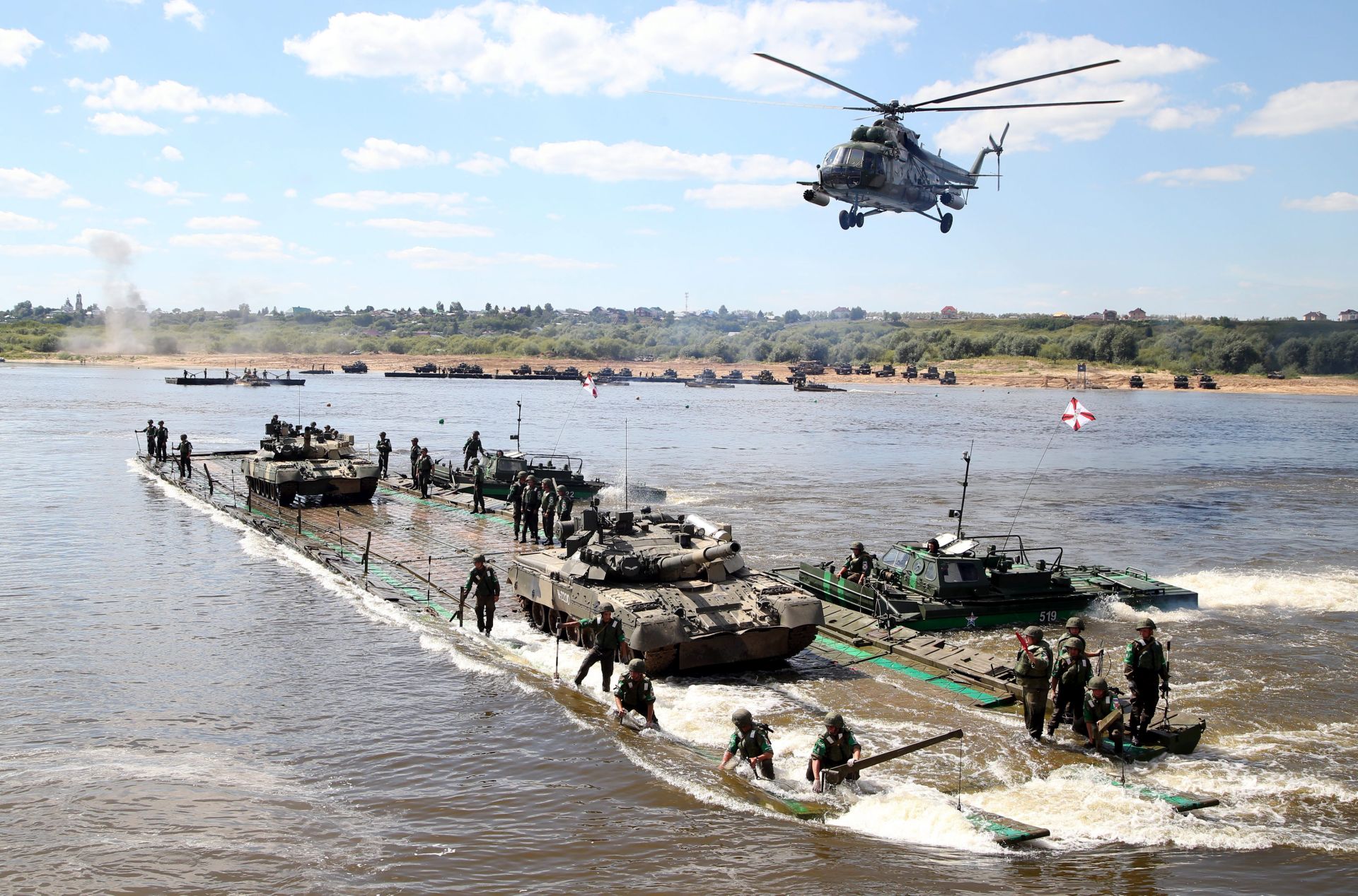 epa05458789 Soldiers from Russia take part in the Open Water competition for pontoon bridges as a part of Army Games  2016 in the town of Murom, Russia, 06 August 2016. Some 121 teams from 19 countries will compete in 23 military disciplines in different military grounds in Russia. The event runs from 30 July to 13 August.  EPA/MAXIM SHIPENKOV