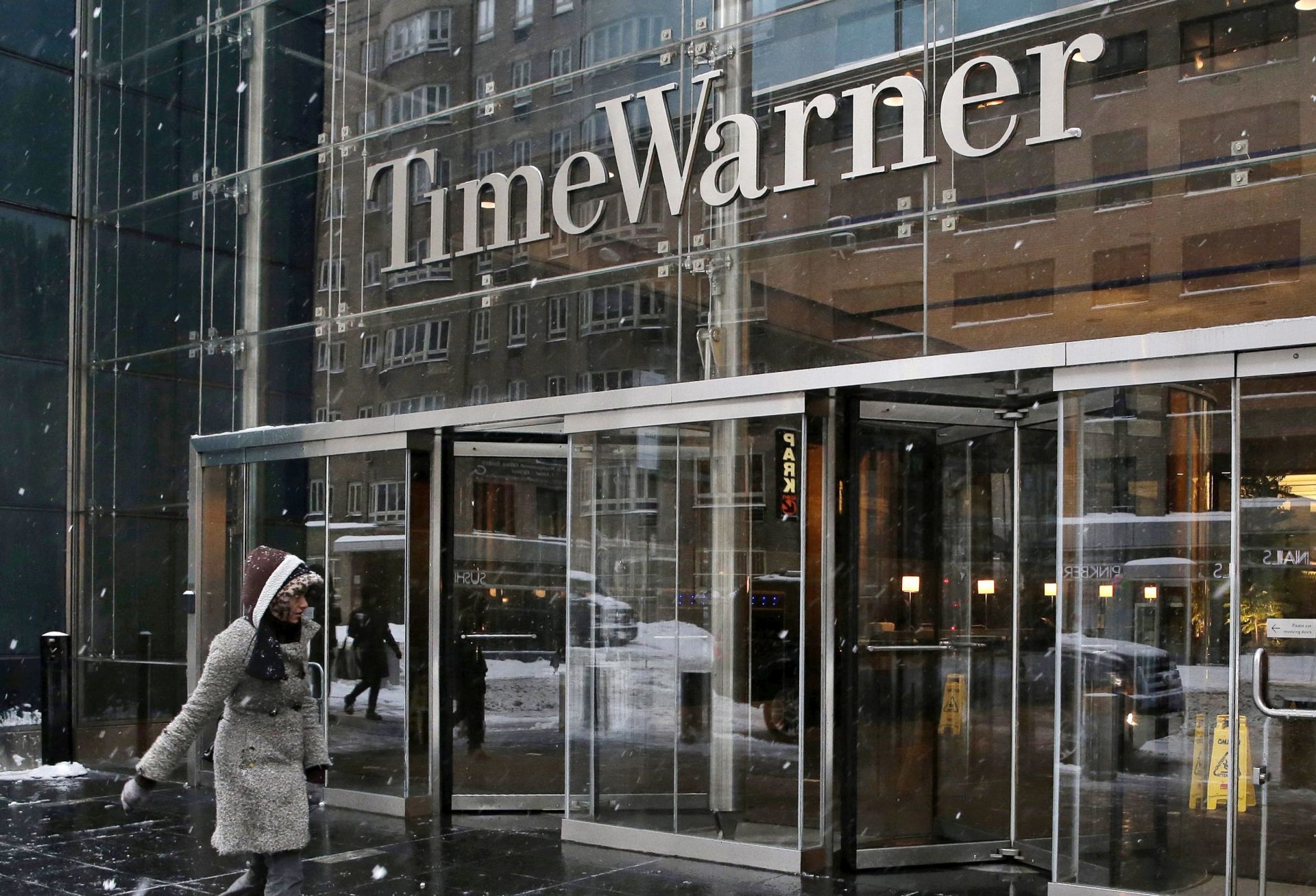 epa05596303 (FILE) A file photo dated 13 February 2014 showing a general view of the entrance of Time Warner Center in New York City, New York, USA. AT&T is in talks to acquire Time Warner various US media report on 21 October 2016. The shares of Time Warner jumped up to 11 per cent, while in comparison the shares of AT&T fell as much as 3,3 per cent.  EPA/JASON SZENES