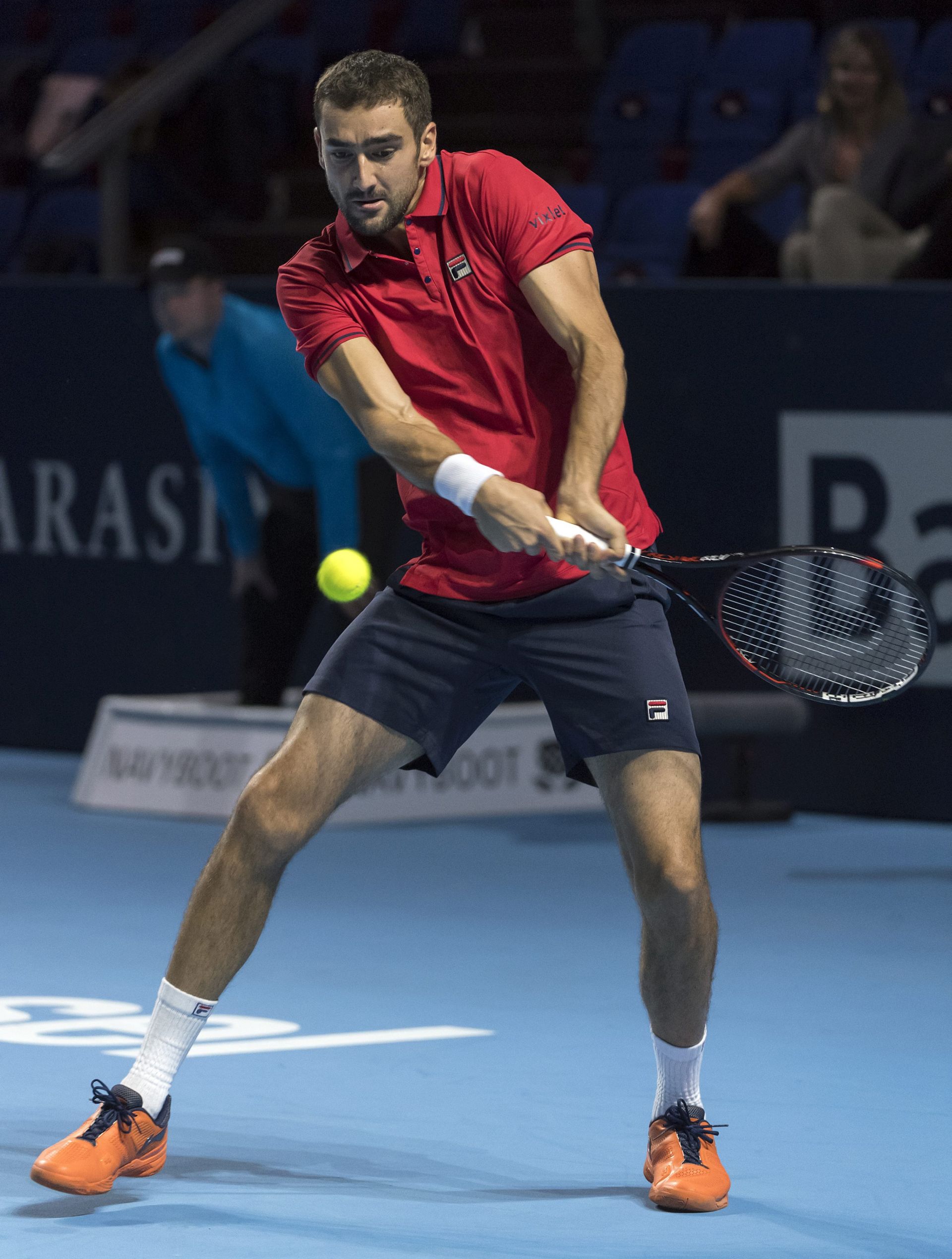 epa05601332 Croatia's Marin Cilic in action against Russia's Mikhail Youzhny  during their first round match for the Swiss Indoors tennis tournament at the St. Jakobshalle in Basel, Switzerland, 24 October 2016.  EPA/GEORGIOS KEFALAS