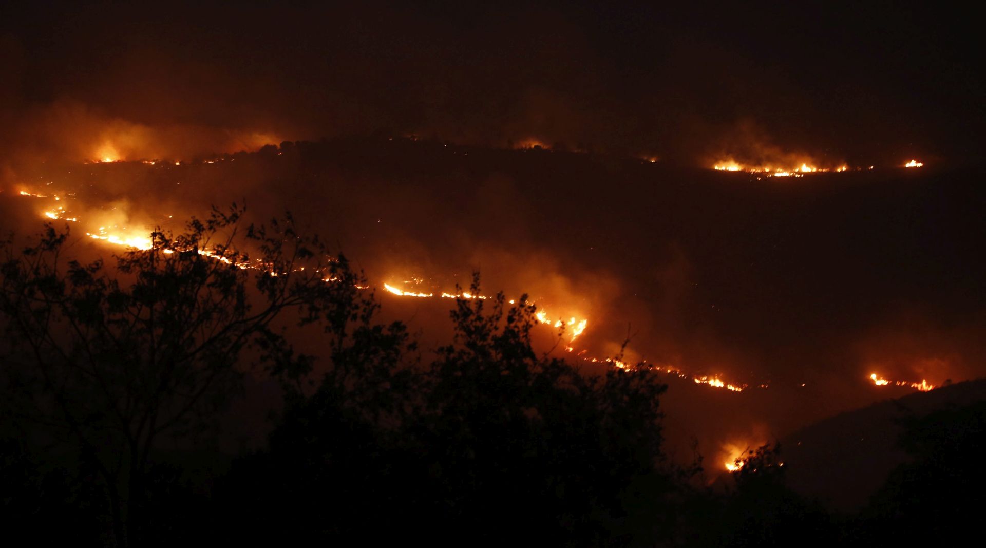 epa05647163 A general view showing flames rising from a fire in Nataf near Jerusalem, Israel, 25 November 2016. A string of wildfires raged on in areas of central and northern Israel on 25 November forcing hundreds more people to evacuate their homes, Israeli police said.  EPA/ABIR SULTAN