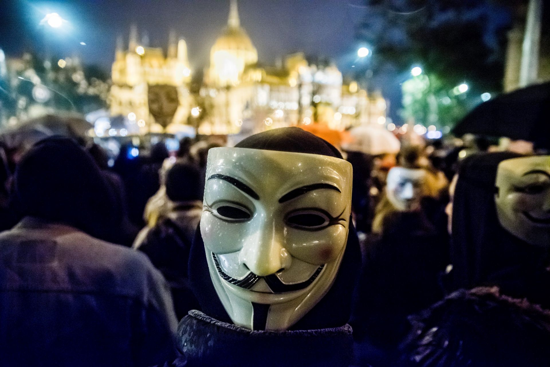 epa05619232 Protesters don V for Vendetta-inspired Guy Fawkes masks during the Million Mask March 2016 event in downtown Budapest, Hungary, 05 November 2016. The anti-establishment demonstration is held in various cities around the world and organised by Anonymous, the anarchic 'hacktivist' network.  EPA/ZOLTAN BALOGH HUNGARY OUT