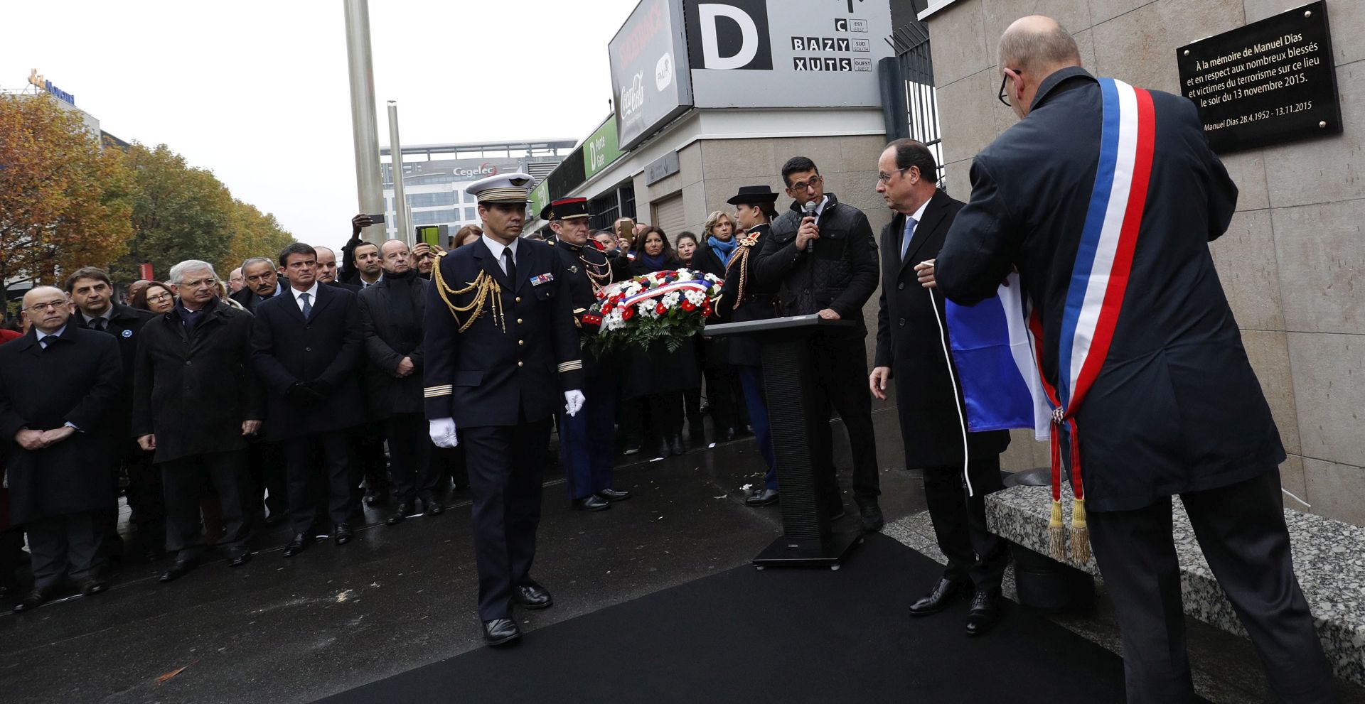 epa05629450 French President Francois Hollande and Saint-Denis Mayor Didier Paillard unveil a commemorative plaque outside the Stade de France stadium, in Saint-Denis, near Paris, France, during a ceremony marking the one year anniversary of the Paris attacks of November 2015 in which 130 people were killed, in Paris, France, 13 November 2016. The President is due to visit each attack site to unveil a commemorative plaque.  EPA/PHILIPPE WOJAZER/POOL  EPA/PHILIPPE WOJAZER/POOL MAXPPP OUT