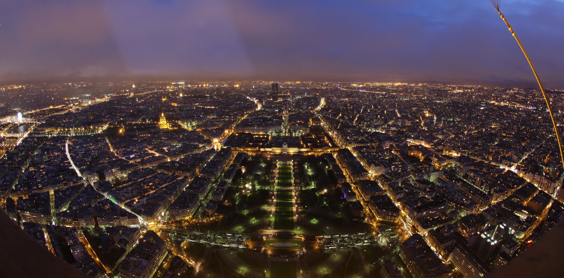 01.01.2012., - Pariz, Francuska - 300 metara visok Eiffelov toranj jedan je od svjetski poznatih simbola Pariza te iznimno jaka turisticka atrakcija na ciju se posjet ceka i do par sati. Sagradjen je 1889. a dobio je ime po inzinjeru Gustavu Eiffelu koji je ga je i projektirao. Kako je toranj smjesten u samom srcu grada Pariza, prostire se panoramski pogled sa svih strana. O velicanstvenosti ove zeljezne gradjevine govori i podatak da u prosjeku dnevno posjeti vise od 18.000 ljudi.
Photo: Filip Brala/PIXSELL