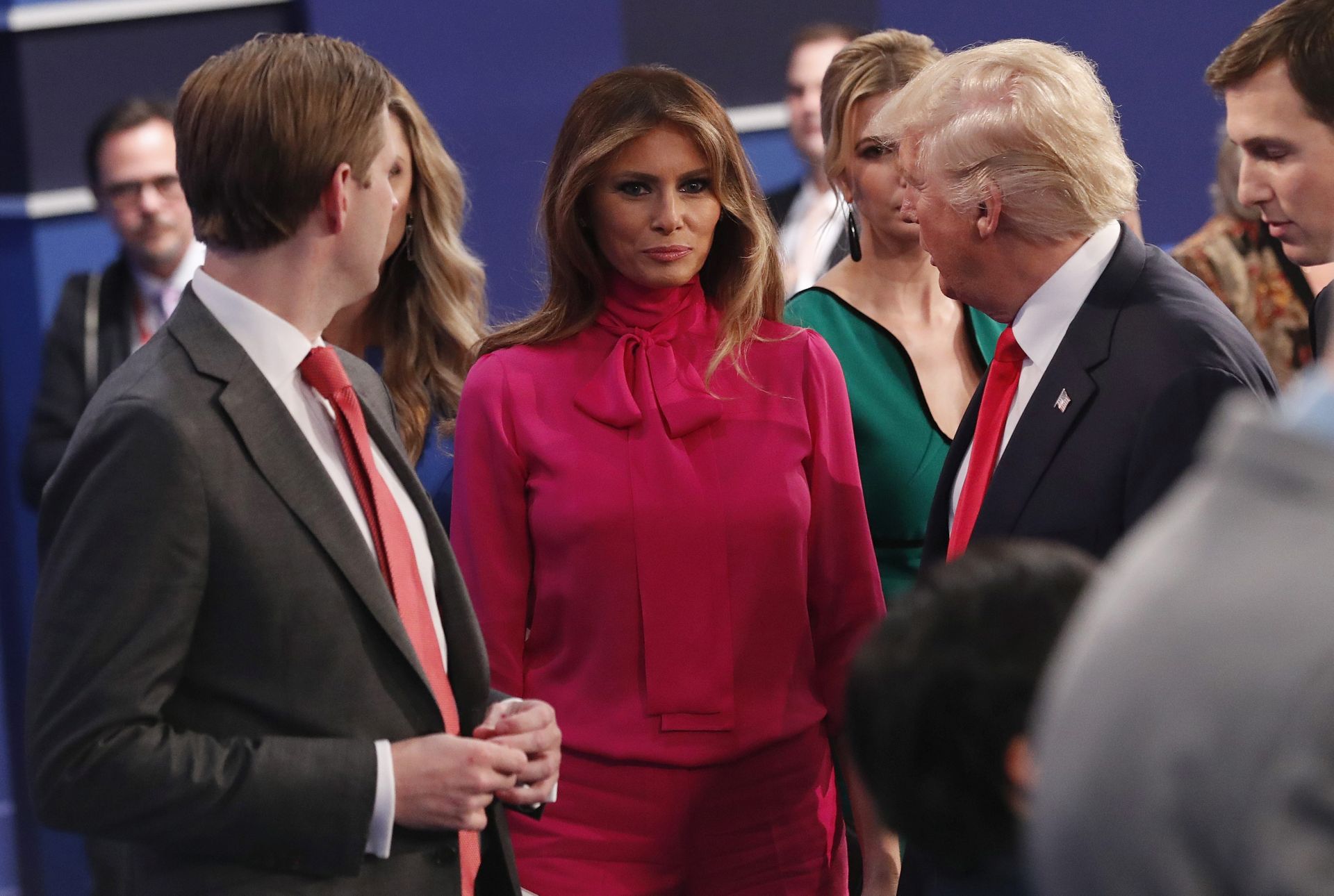 epa05579147 Republican Donald Trump (R) and wife Melania at the end of the second Presidential Debate at Washington University in St. Louis, Missouri, USA, 09 October 2016. The third and final debate will be held 19 October in Nevada.  EPA/RICK T. WILKING