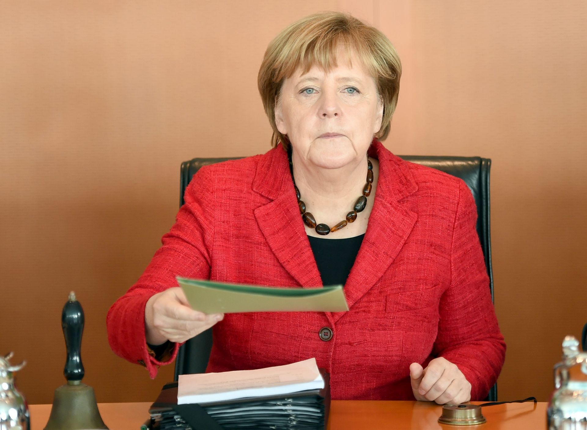 epa05623890 German Chancellor Angela Merkel at the weekly federal cabinet meeting in Berlin, Germany, 09 November 2016.  EPA/BRITTA PEDERSEN