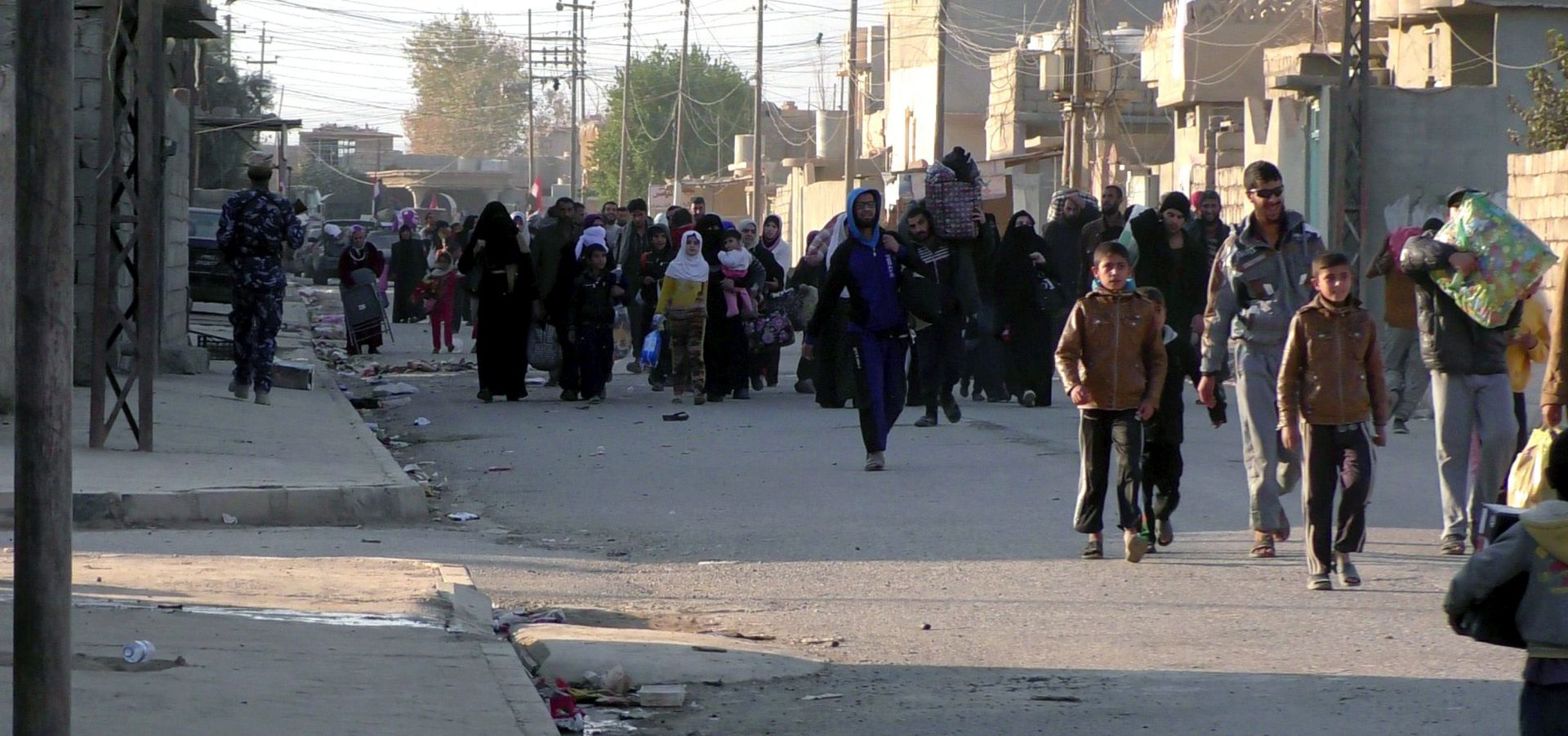 epa05620555 A supplied photo made available 06 November 2016 by the Iraqi Federal Police, showing displaced people leaving Hammam Al-Alil town, south of Mosul, Iraq, 06 November 2016. A military source said that Iraqi security forces gained full control over the town of Hammam Al-Alil, southern Mosul, after days of fierce clashes with Islamic state group.  EPA/HO  HANDOUT EDITORIAL USE ONLY/NO SALES