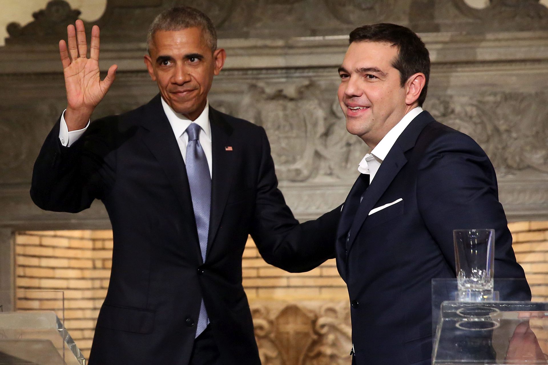 epa05632530 US President Barack Obama (L) and Greek Prime Minister Alexis Tsipras (R) during a press conference after a meeting  in Athens, Greece, 15 November 2016. President Obama is in Athens on a two-day official visit.  EPA/ORESTIS PANAGIOTOU