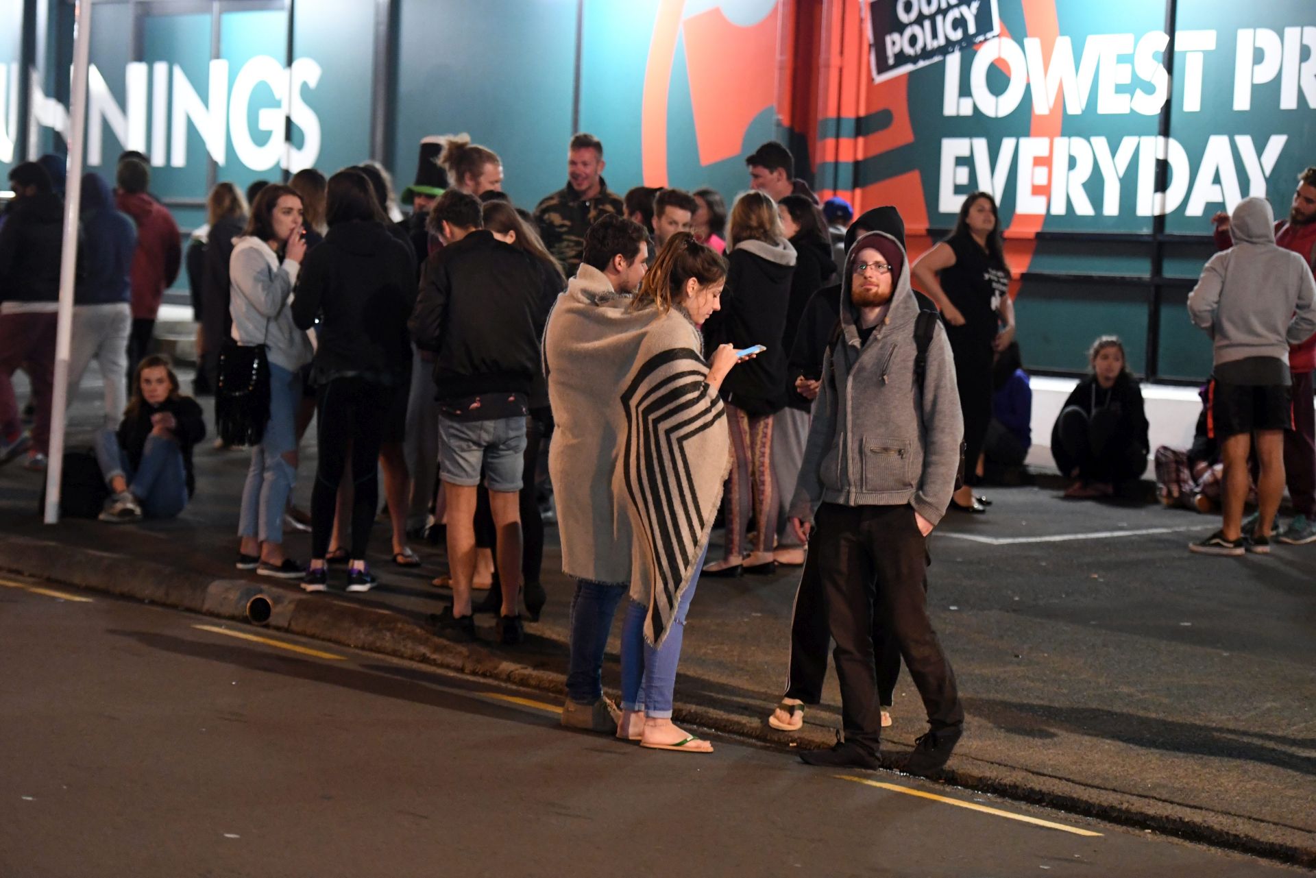 epa05629736 People stand in Tory Street after being evacuated in Wewllington after an earthquake based around Cheviot in the South island shock the capital, New Zealand, early 14 November 2016. According to reports, a 7.4. earthqauke has hit New Zealand overnight, triggering a tsunami warning for the east coast of the country.  EPA/ROSS SETFORD