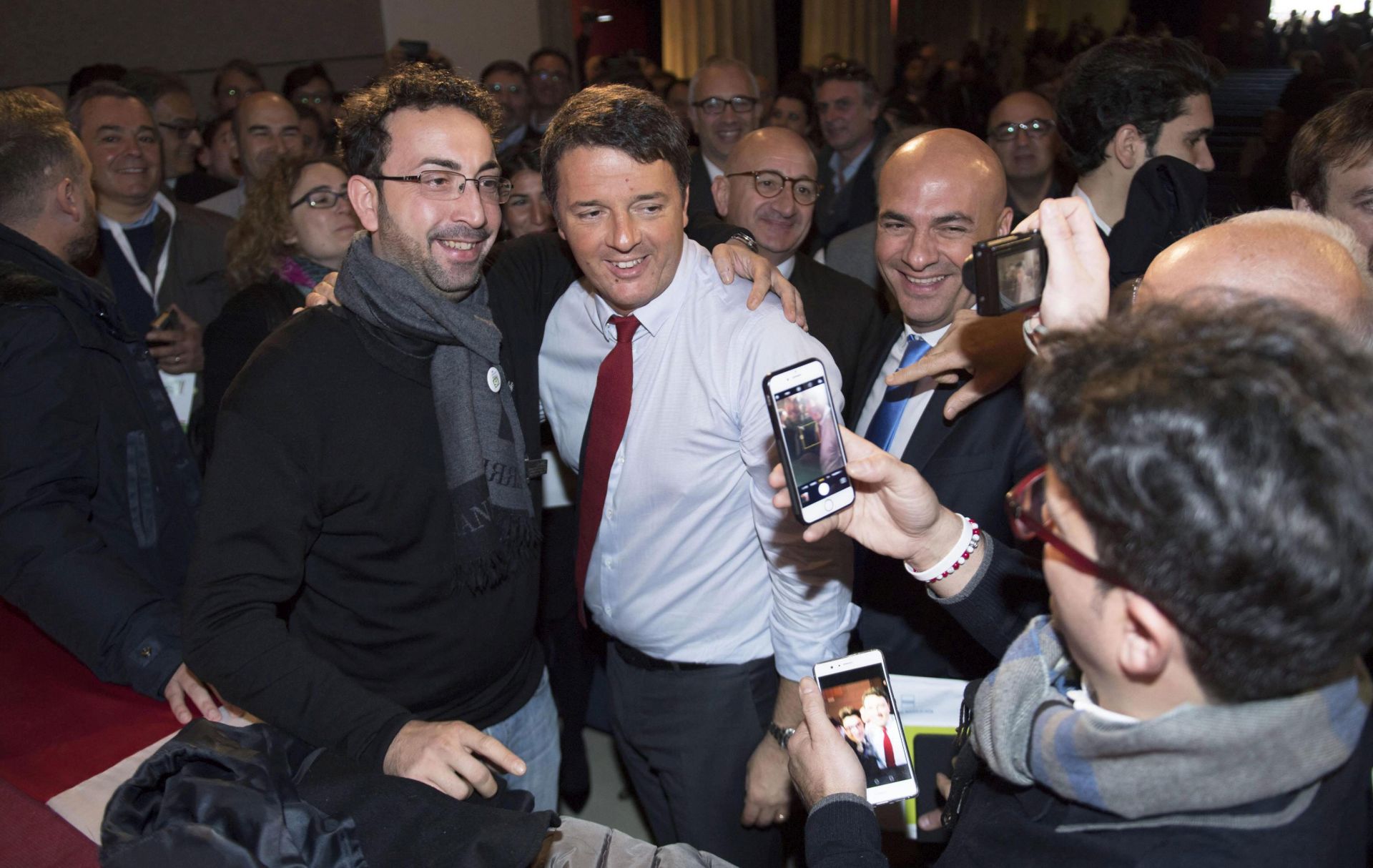epa05637912 Italian Prime Minister Matteo Renzi is photographed with members of the audience during the meeting in the municipal Cinema of Matera, in Matera, Italy, 19 November 2016. A constitutional referendum is planned to be held in Italy on 04 December 2016 asking voters if they wish to amend the Italian Constitution along with other parliamentary and regional reforms.  EPA/TIBERIO BARCHIELLI / CHIGI'S PALACE PRESS OFFICE / HANDOUT ANSA PROVIDES ACCESS TO THIS HANDOUT PHOTO TO BE USED SOLELY TO ILLUSTRATE NEWS REPORTING OR COMMENTARY ON THE FACTS OR EVENTS DEPICTED IN THIS IMAGE; NO ARCHIVING; NO LICENSING HANDOUT EDITORIAL USE ONLY/NO SALES/NO ARCHIVES