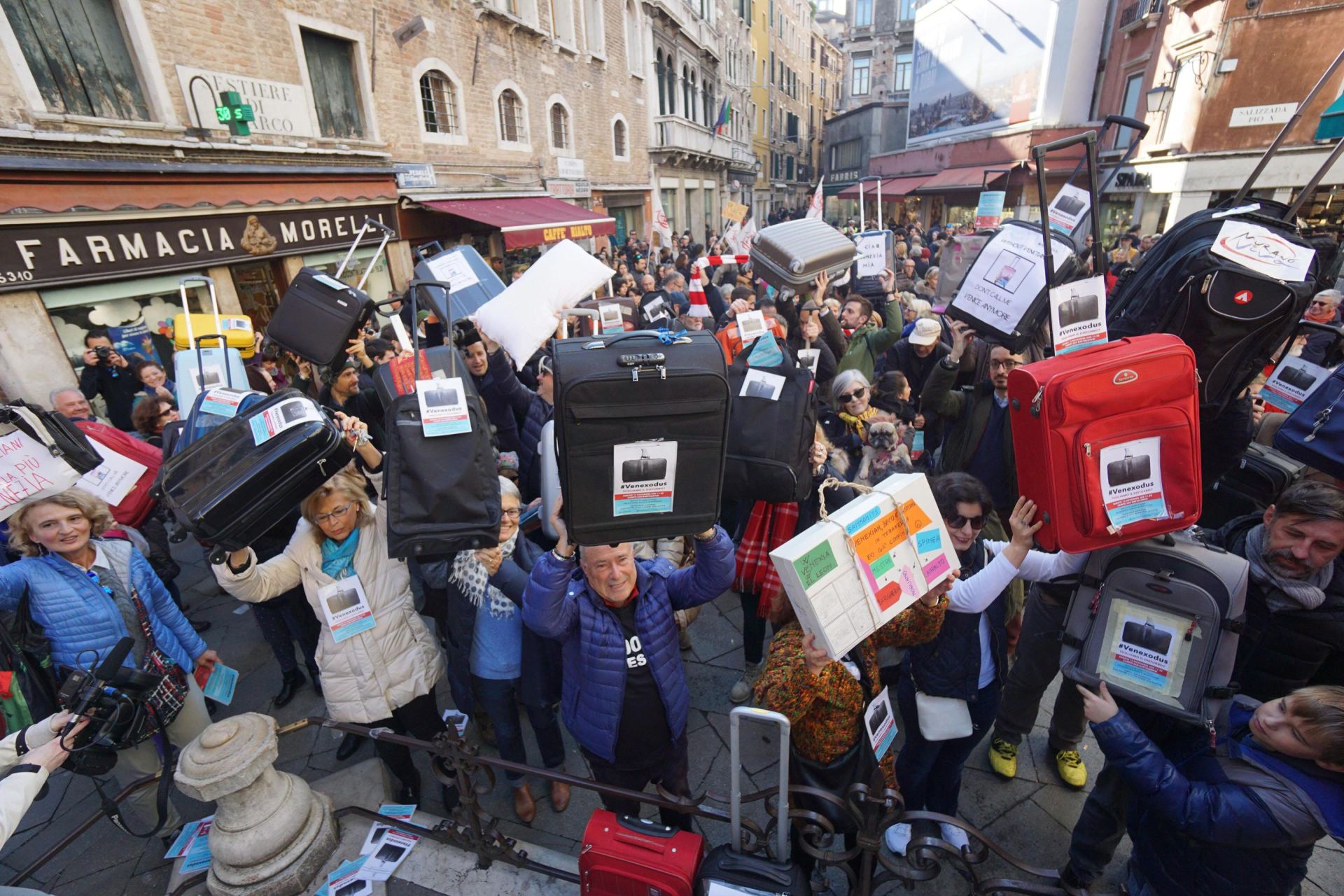 epa05628204 Residents of Venice hold luggages during the 'Venexodus' demonstrations in Venice, Italy, 12 November 2016. Venetians protest against the increasing number of tourists in Venice.  EPA/ANDREA MEROLA