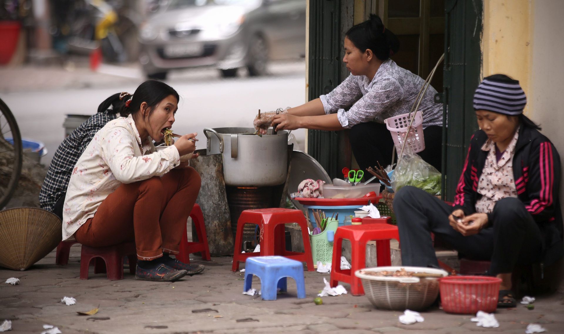 epa04696816 People eat street food at a corner in Hanoi, Vietnam, 09 April 2015. More than 5,000 people had food poisoning in 2014, according to data from the World Health Organization (WHO). WHO has urged for more actions to warrant food safety in Vietnam.  EPA/LUONG THAI LINH