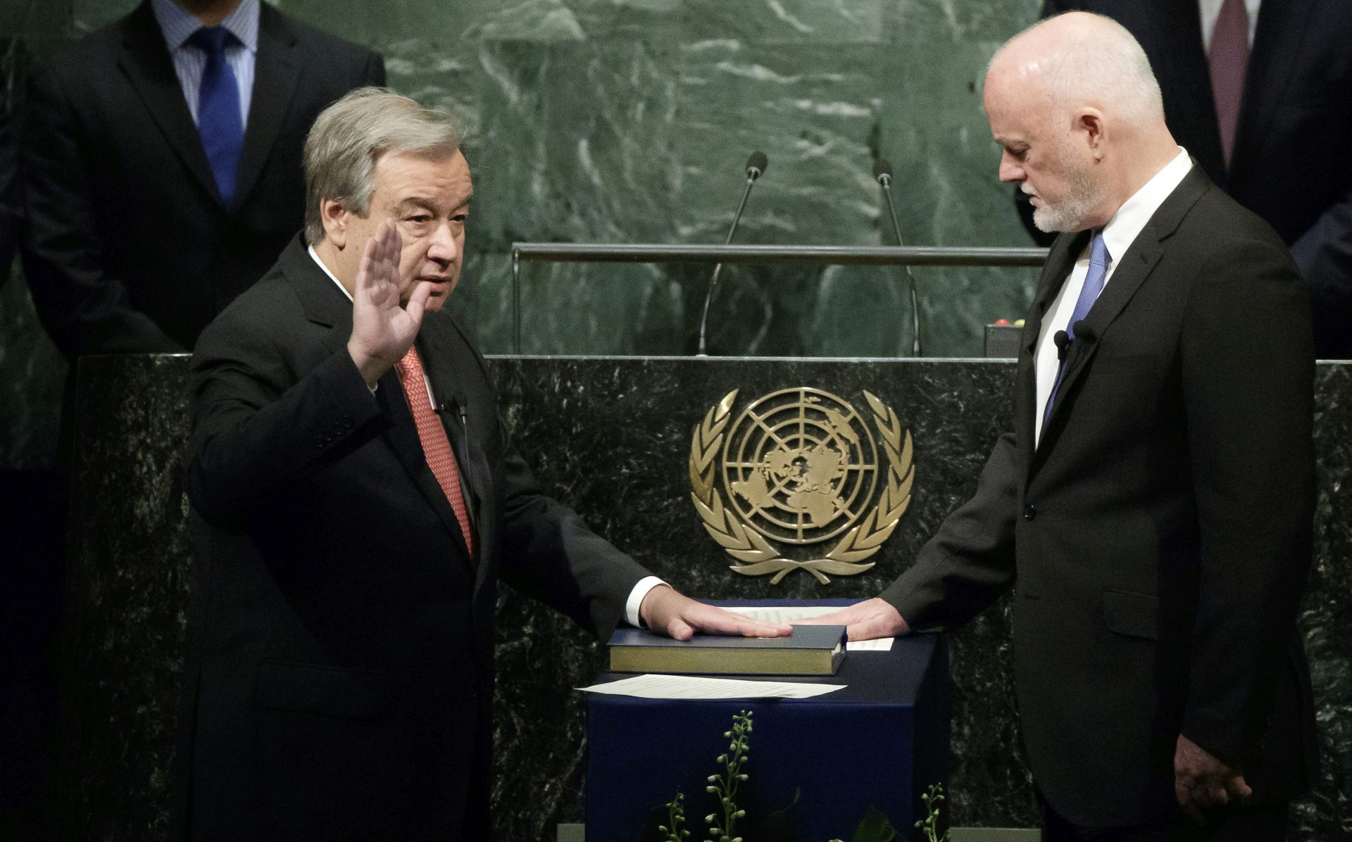 epa05672816 Secretary-General designate Antonio Guterres (L) is sworn in as the new Secretary-General of the United Nations by Peter Thomson (R), President of the 71st session of the General Assembly, during a ceremony in the General Assembly hall at United Nations headquarters in New York, New York, USA, 12 December 2016. Guterres will officially take over the position from Ban Ki-moon on 01 January 2017.  EPA/JUSTIN LANE
