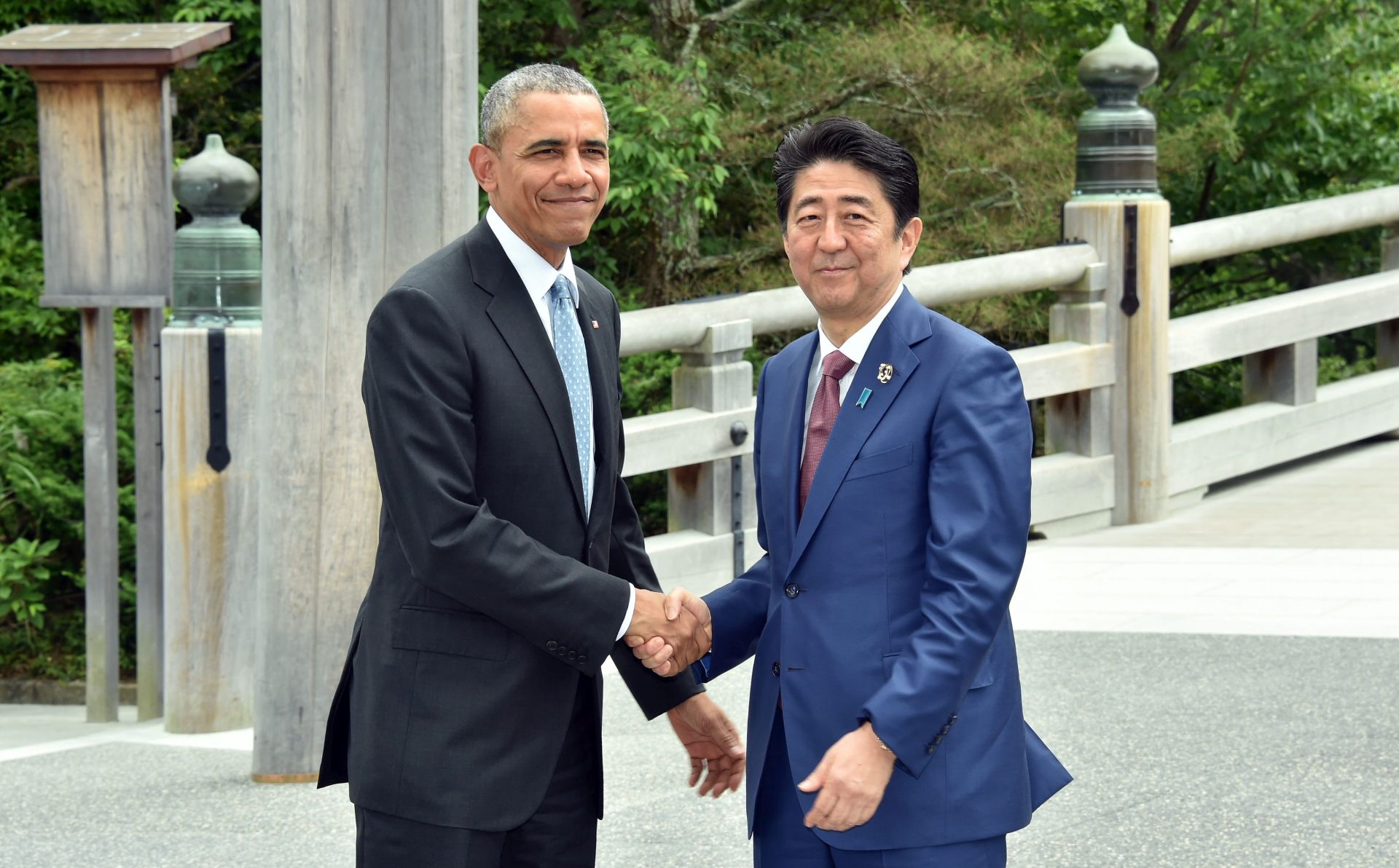 epa05329478 A handout picture made available by the Ministry of Foreign Affairs of Japan shows US President Barack Obama (L) welcomed by Japanese Prime Minister Shinzo Abe before their visit to the Ise Grand Shrine in Ise, Mie prefecture, Japan, 26 May 2016. Heads of state and government of the seven leading industrialized nations (G7) visited the shrine before the start of the 42nd G7 summit which is held from 26 to 27 May 2016.  EPA/MINISTRY OF FOREIGN AFFAIRS OF JAPAN / HANDOUT  HANDOUT EDITORIAL USE ONLY/NO SALES