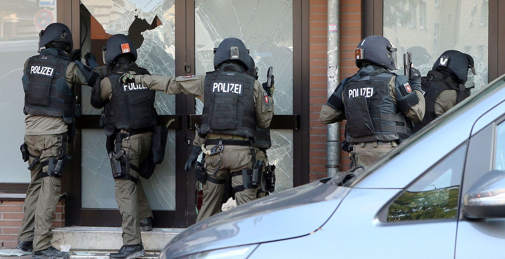 epa05444014 Arme dpolice officers participate in an operation in Hildeshein, Germany, 27 July 2016. The Police raided the rooms of the Mosque 'Deutschsprachiger Islamkreis Hildesheim e.V.' (DIK) as well as the apartments of eight board members of the organization. According to the Lower Saxony Interior Ministry, the DIK in Hildesheim is considered a nationwide hotspot for the radical salafist scene.  EPA/Chris Gossmann