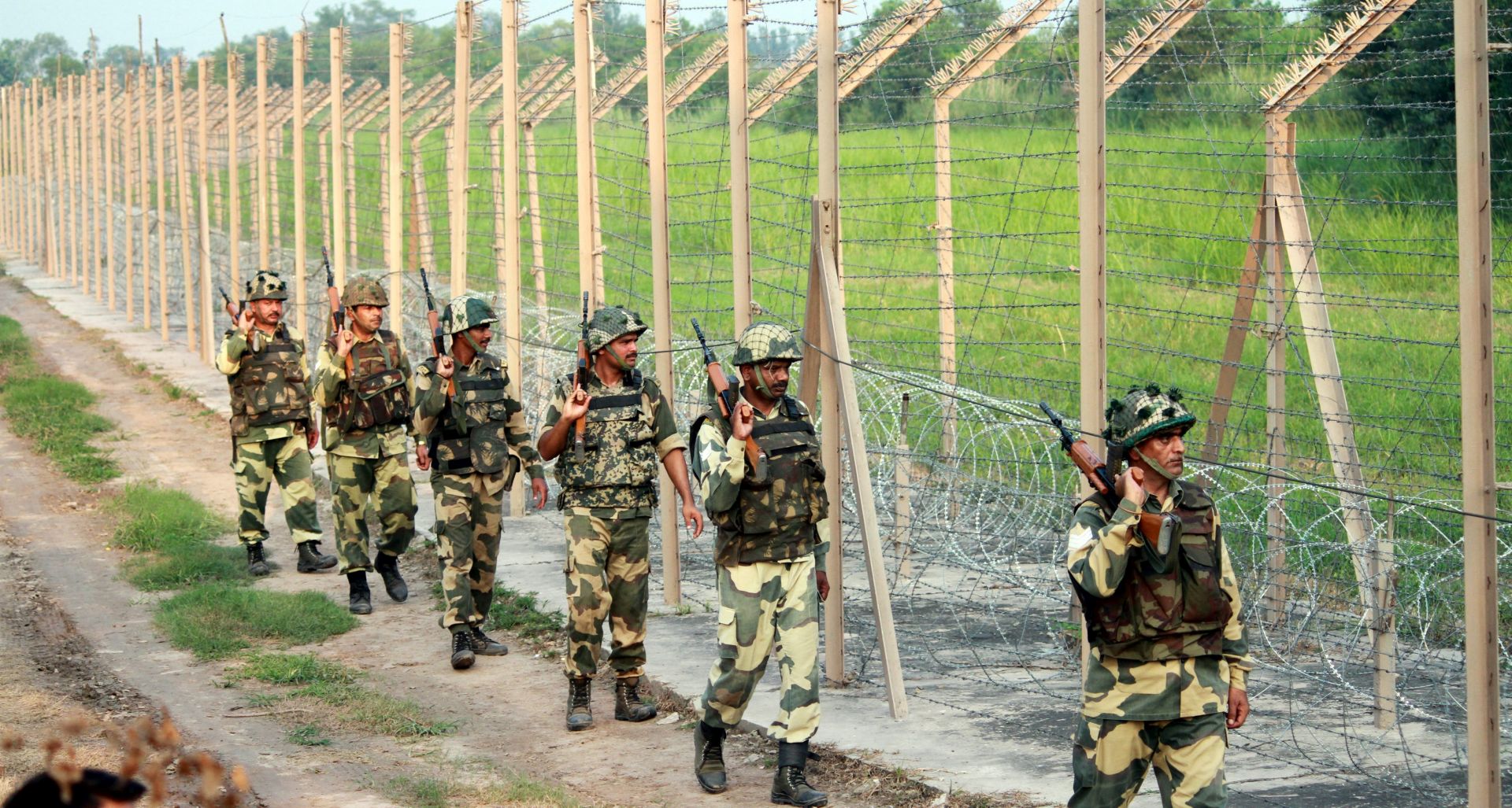 epa05483003 A picture made available on 14 August 2016 shows soldiers of the Indian Border Security Force (BSF) patrolling near the fence at the India-Pakistan International Border at Dayoli post of Akhnoor sector, about 45 km from Jammu, the winter capital of Kashmir, India, 13 August 2016. Security has been beefed up ahead of the upcoming India's Independence Day on 15 August as authorities raised alert all over the country.  EPA/JAIPAL SINGH