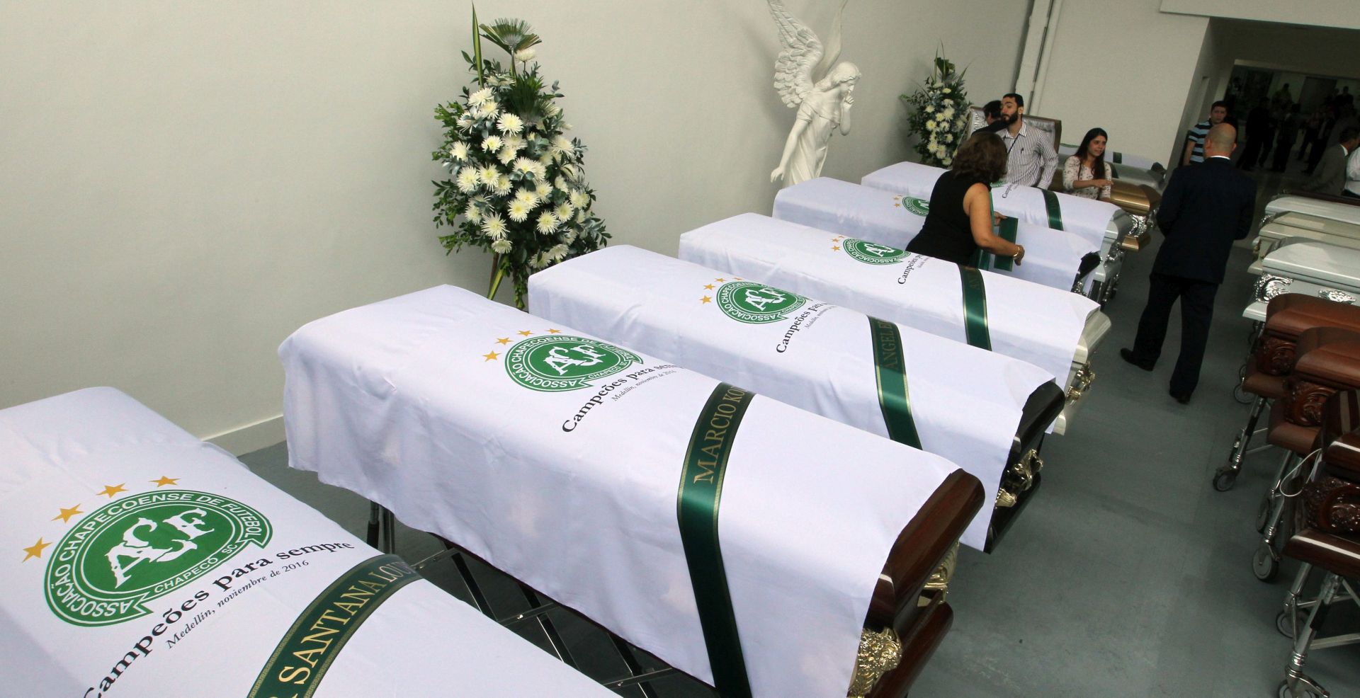 epa05655378 Workers place the Chapecoense soccer team flags at San Vicente funerary at some of the victims of the LaMia Bolivian airline accident, including the players of the Brazilian soccer team Chapecoense, in Medellin, Colombia, 01 December 2016. 71 people died when an aircraft crashed late 28 November 2016 with 77 people on board, including players and staff of the Brazilian soccer club Chapecoense. The plane crashed in a mountainous area outside Medellin, Colombia as it was approaching the Jose Maria Cordoba airport. Chapecoense were scheduled to play in the Copa Sudamericana final against Medellin's Atletico Nacional on 30 November 2016. EPA/MAURICIO DUENAS CASTANEDA  EPA/MAURICIO DUENAS CASTANEDA