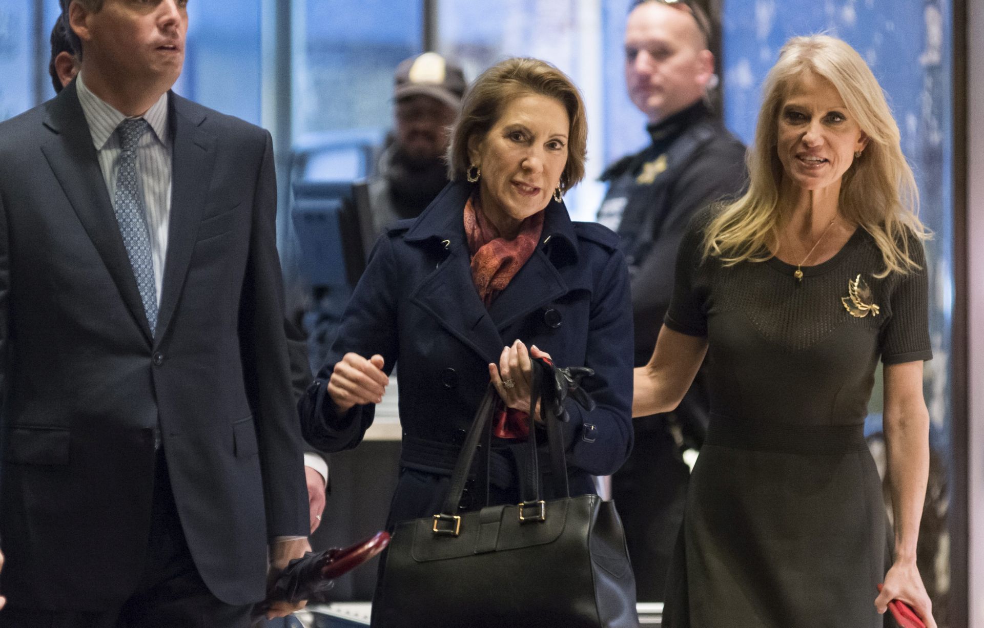 epa05672651 Former Republican presidential primary candidate Carly Fiorina (C) walks with US President-elect Donald Trump campaign manager and political strategist Kellyanne Conway (R), upon her arrival at the lobby of Trump Tower in New York, USA, 12 December 2016. The US President-elect Donald Trump is holding meetings at Trump Tower as he continues to fill in key positions in his new administration.  EPA/ALBIN LOHR-JONES  /POOL