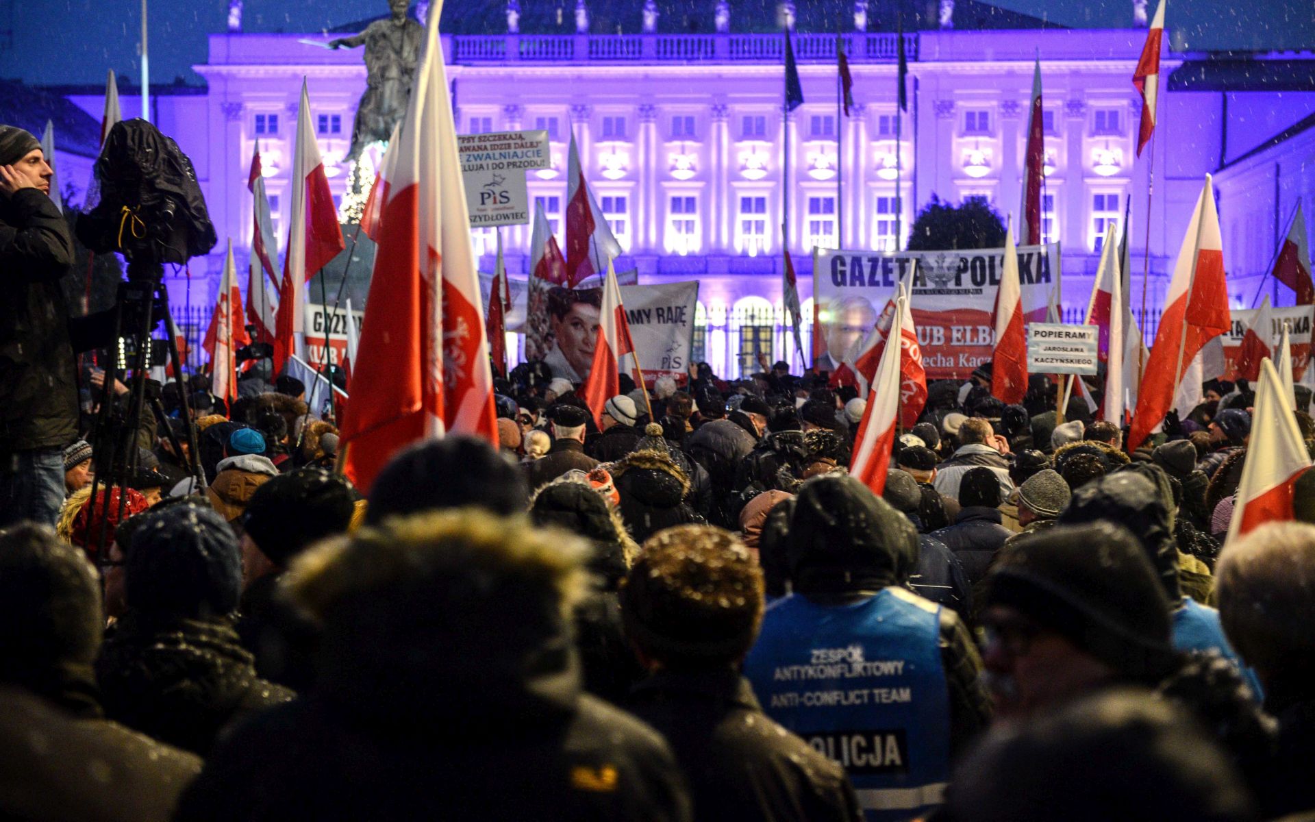 epa05681286 People take part in a demonstration in the defense of democracy organised by the Club of the Polish newspaper 'Gazeta Polska' in front of the Presidential Palace in Warsaw, 18 December 2016. The 'Gazeta Polska' organised demonstration, which is organised after a continous 3-day protest against the government, is a support action for the current government in Poland.  EPA/JAKUB KAMINSKI POLAND OUT