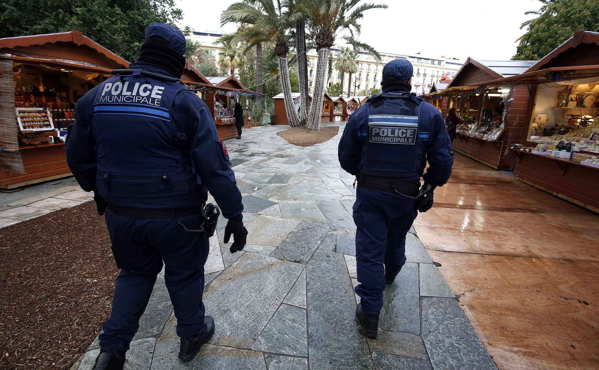 epa05683292 French police officers patrol a Christmas market in Nice, France, 20 December 2016. Police are stepping up security measures at markets in France after 12 people were killed and at least 48 injured when a truck ploughed into a busy Christmas market in Berlin, Germany, 19 December. Authorities are investigating the incident as a 'possible terrorist attack'.  EPA/SEBASTIEN NOGIER