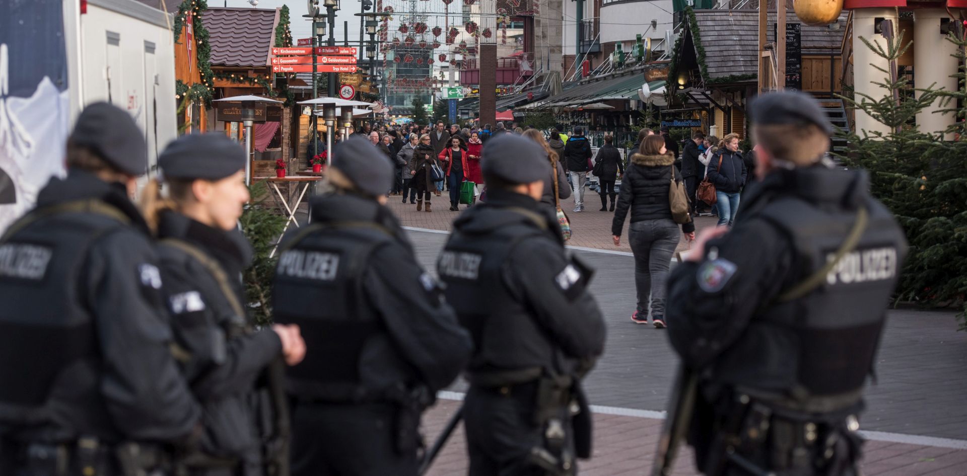 epa05686623 Armed police officers secure the Christmas Market in front of the shopping centre 'Centro' in Oberhausen, Germany, 23 December 2016. German police said they arrested two men in Duisburg on suspicion of preparing a possible attack on a shopping center. The two brothers, 28 and 31, originally from Kosovo, were suspected of planning an attack on the Centro shopping mall in Oberhausen, near the Dutch border, media reported.  EPA/BERND THISSEN