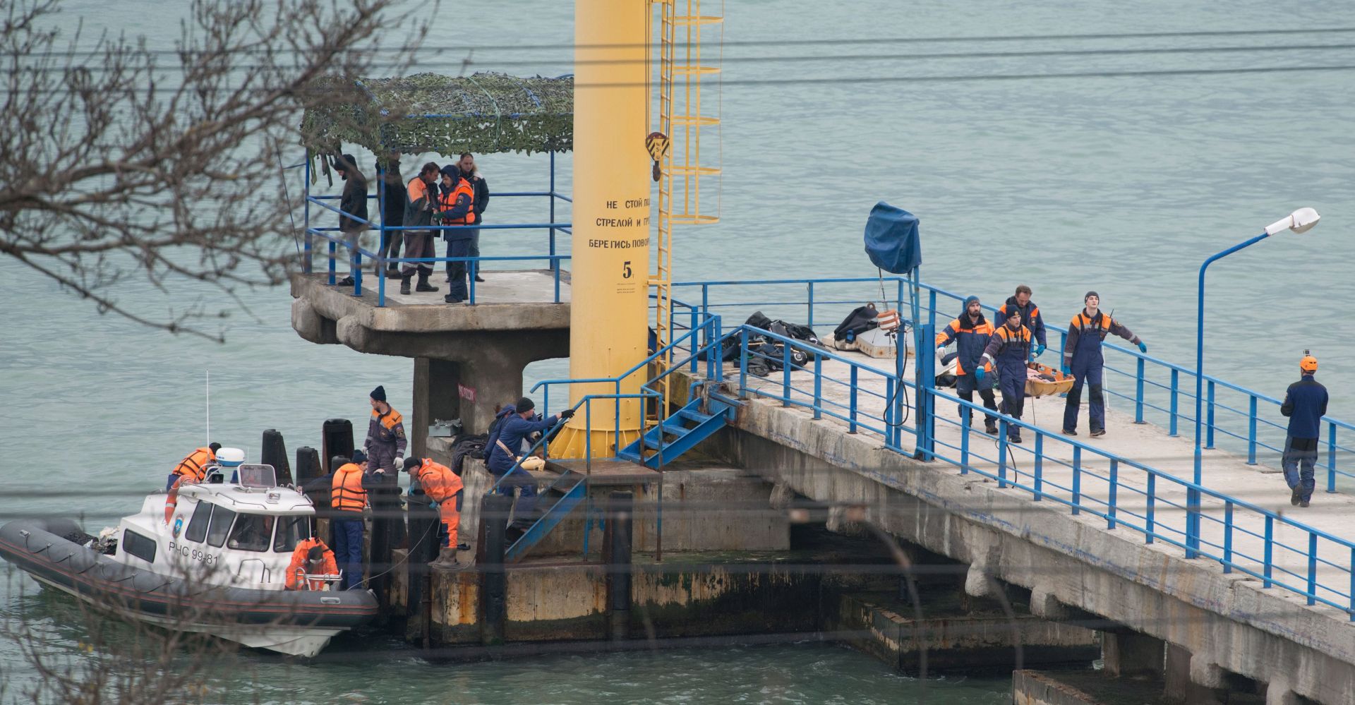 epa05687862 Rescuers unload fragments and remains from a boat, found at the site of the Tu-154 plane crash near Sochi, Russia, 25 December 2016. According to media reports, a Tupolev-154 Russian airplane carrying at least 92 people disappeared from radar and crashed into the Black Sea after taking off from an airport in Sochi on 25 December. The plane which was flying to Latakia, Syria, was reportedly carrying 65 members of the Alexandrov Ensemble, eight crew members, nine Russian journalists as well as Russian civil activist, Doctor Yelizaveta Glinka (Doctor Liza).  EPA/YEVGENY REUTOV