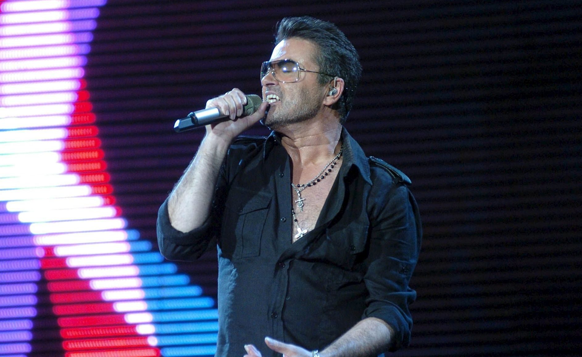 epa05688376 (FILE) - A file picture dated 23 May 2007 shows British singer George Michael performing during his concert in Puskas Ferenc Stadium in Budapest, Hungary. According to reports on late 25 December 2016, British popstar George Michael has died peacefully at home at the age of 53, his publicist has announced.  EPA/PETER KOLLANYI HUNGARY OUT