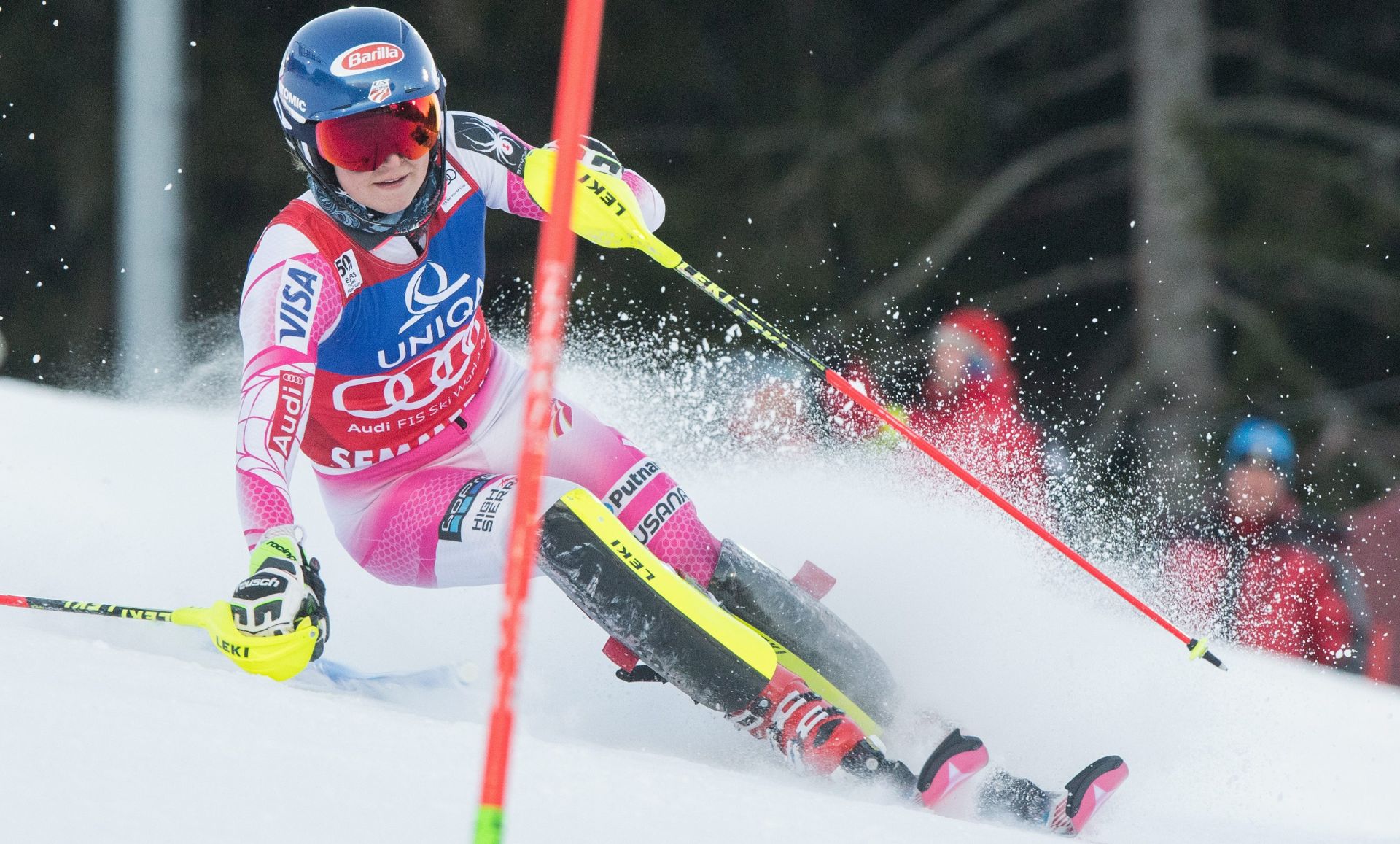 epa05690875 Mikaela Shiffrin of the USA clears a gate during the first run of the women's FIS Alpine Skiing World Cup Slalom race in Semmering, Austria, 29 December 2016.  EPA/CHRISTIAN BRUNA