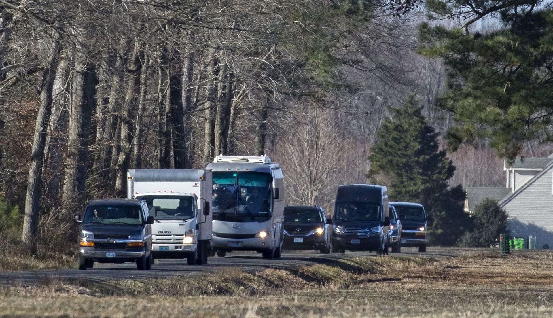 epa05691955 A convoy of vehicles with diplomatic plates driving away from the Russian compound near Centerville, Maryland, USA, 30 December 2016. US President Barack Obama on 29 December 2016 announced the expulsion of 35 Russian diplomats and the closing of two compounds used by the Russian officials in retaliation for alleged computer hacking attacks during the US presidential election.  EPA/SHAWN THEW