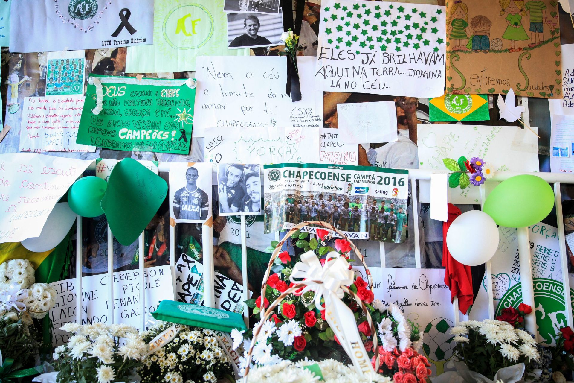 epa05655712 View of the posters, pictures, letters and flowers in honor to the players of the Brazilian soccer team Chapecoense, who died in a plane crash in Colombia, in the Arena Conda stadium of the Chapecoense club in Chapeco, Brazil, 01 December 2016.  EPA/FERNANDO BIZERRA JR