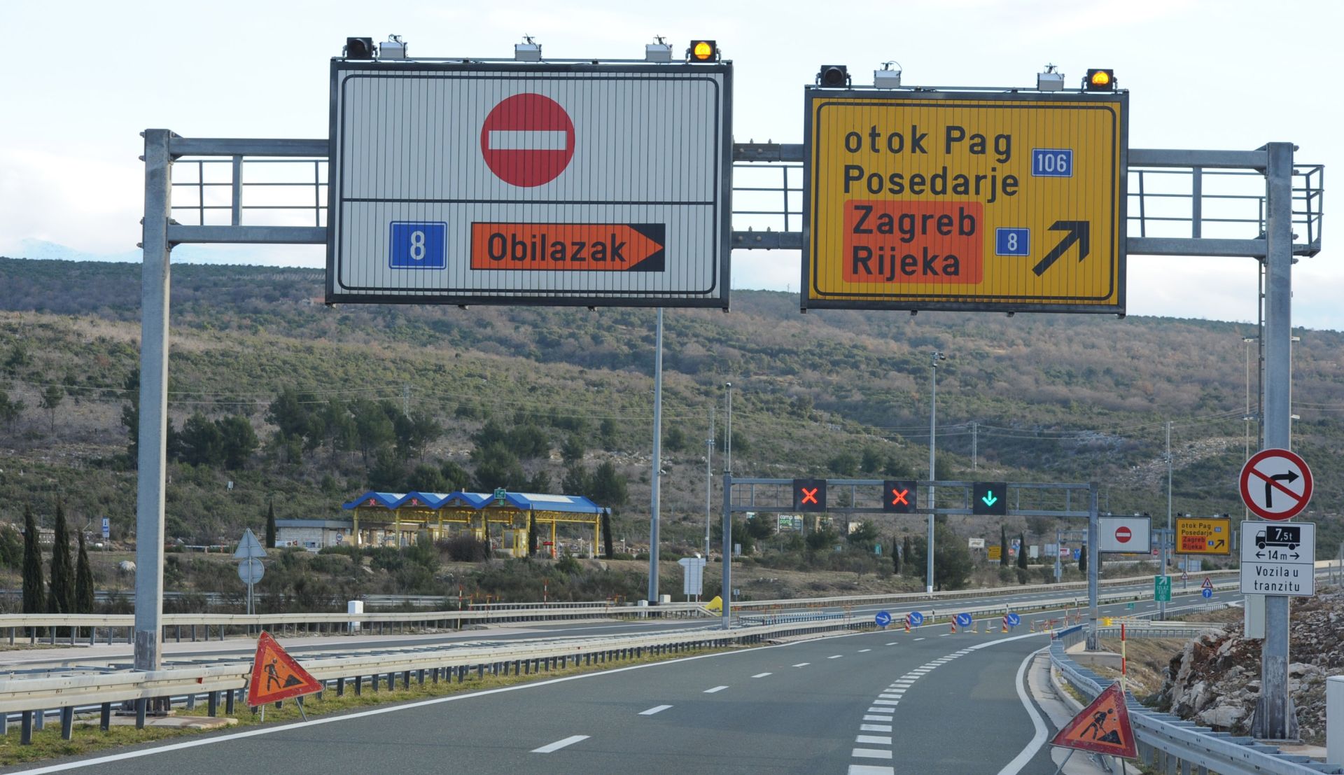 07.02.2015., Zadar - Zbog jake bure zatvorena autocesta A-1 Zagreb-Split, vozila se usmjeravaju na obilaznu D1 cestu.
Photo: Hrvoje Jelavic/PIXSELL