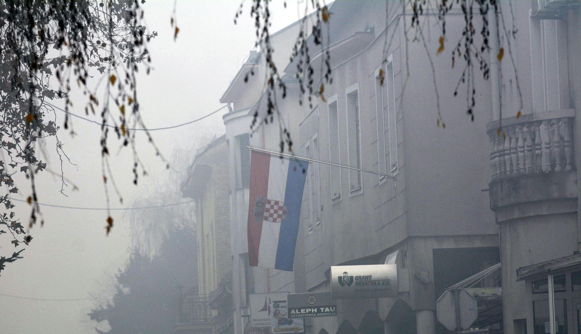 07.12.2016., Slavonski Brod - Gusta magla i temperatura zraka ispod nistice u Slavonskom Brodu nisu se podizale tijekom cijeloga dana. Photo: Ivica Galovic/PIXSELL