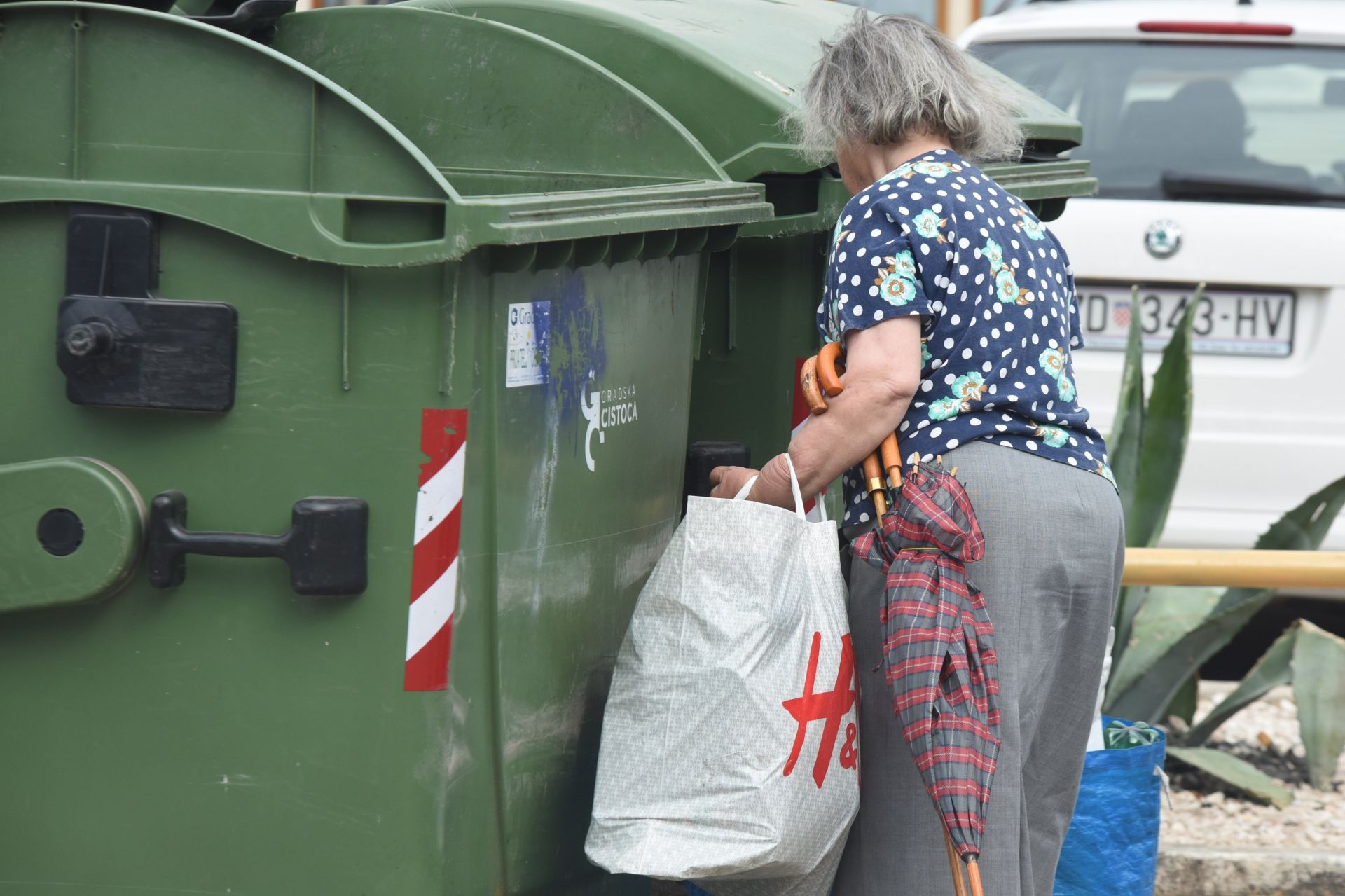 21.05.2015., Sibenik - Sve vise gradjana zbog siromastva je prisiljeno po kontejnerima skupljati PET ambalazu. 
Photo: Hrvoje Jelavic/PIXSELL