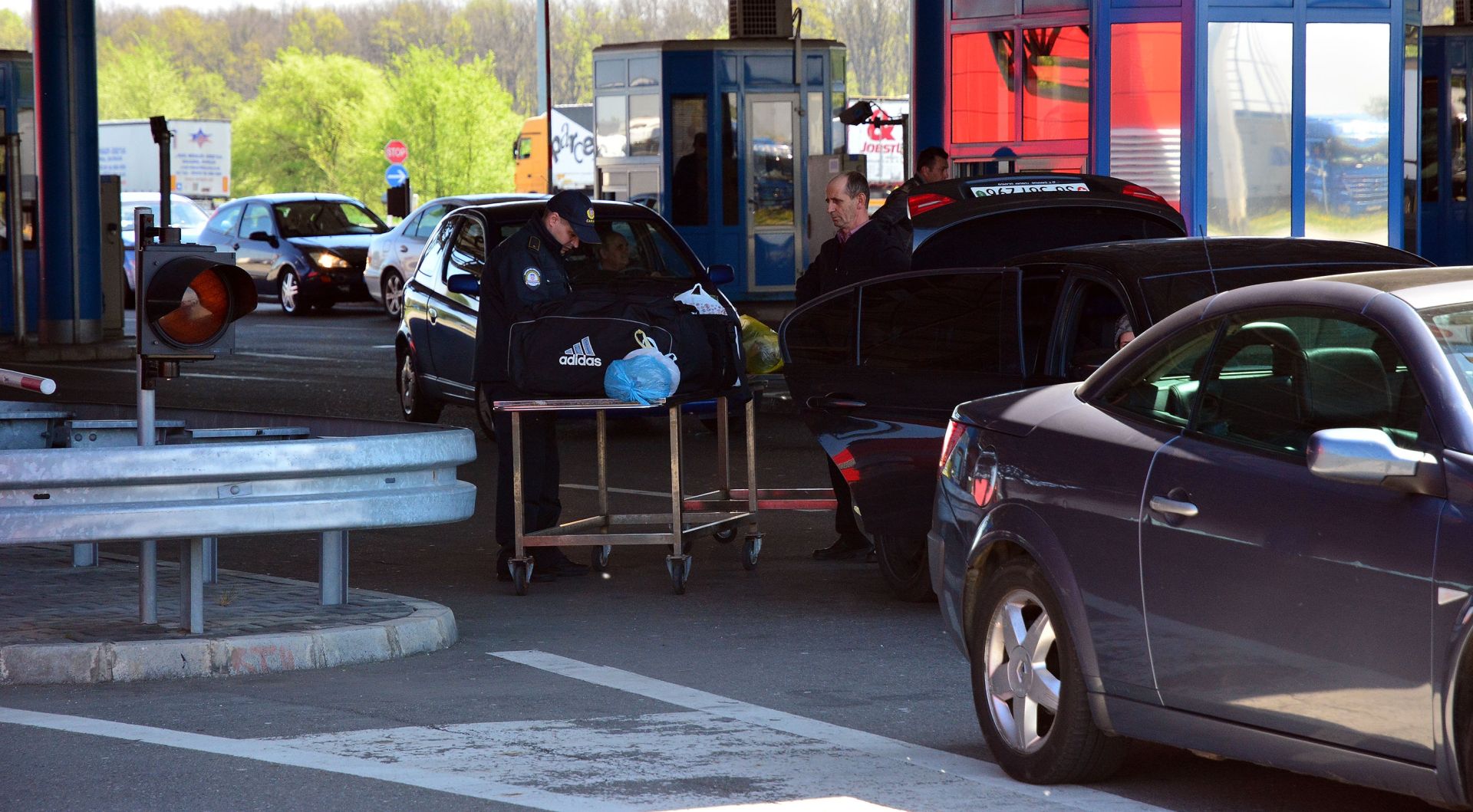 23.04.2015., Bajakovo - Kontrola putnika i roba na granicnom prijelazu. 
Photo: Ivica Galovic/ PIXSELL