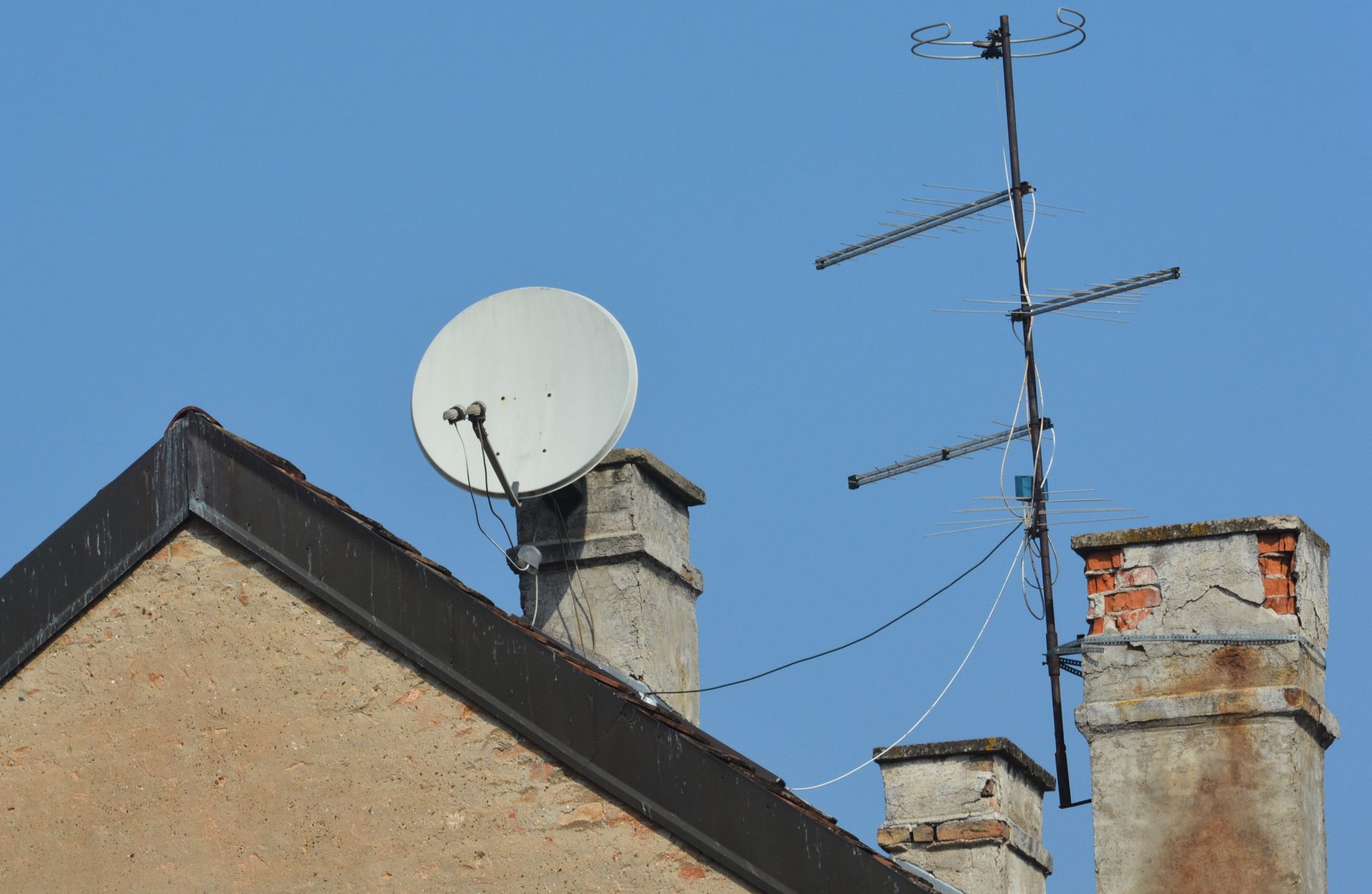 10.03.2015., Sisak - Satelitske antene na krovovima, balkonima i proceljima stambenih zgrada i kuca. Photo:Nikola Cutuk/PIXSELL
