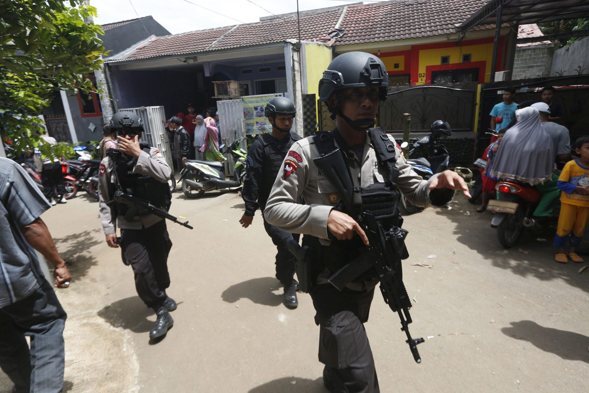 epa05684051 Indonesian anti-terror policemen hold rifles during a terrorist raid operation in Tangerang, Indonesia, 21 December 2016. Indonesian police reportedly killed three suspects and found several bombs during a raid in Tangerang, on the outskirt of Jakarta.  EPA/ADI WEDA