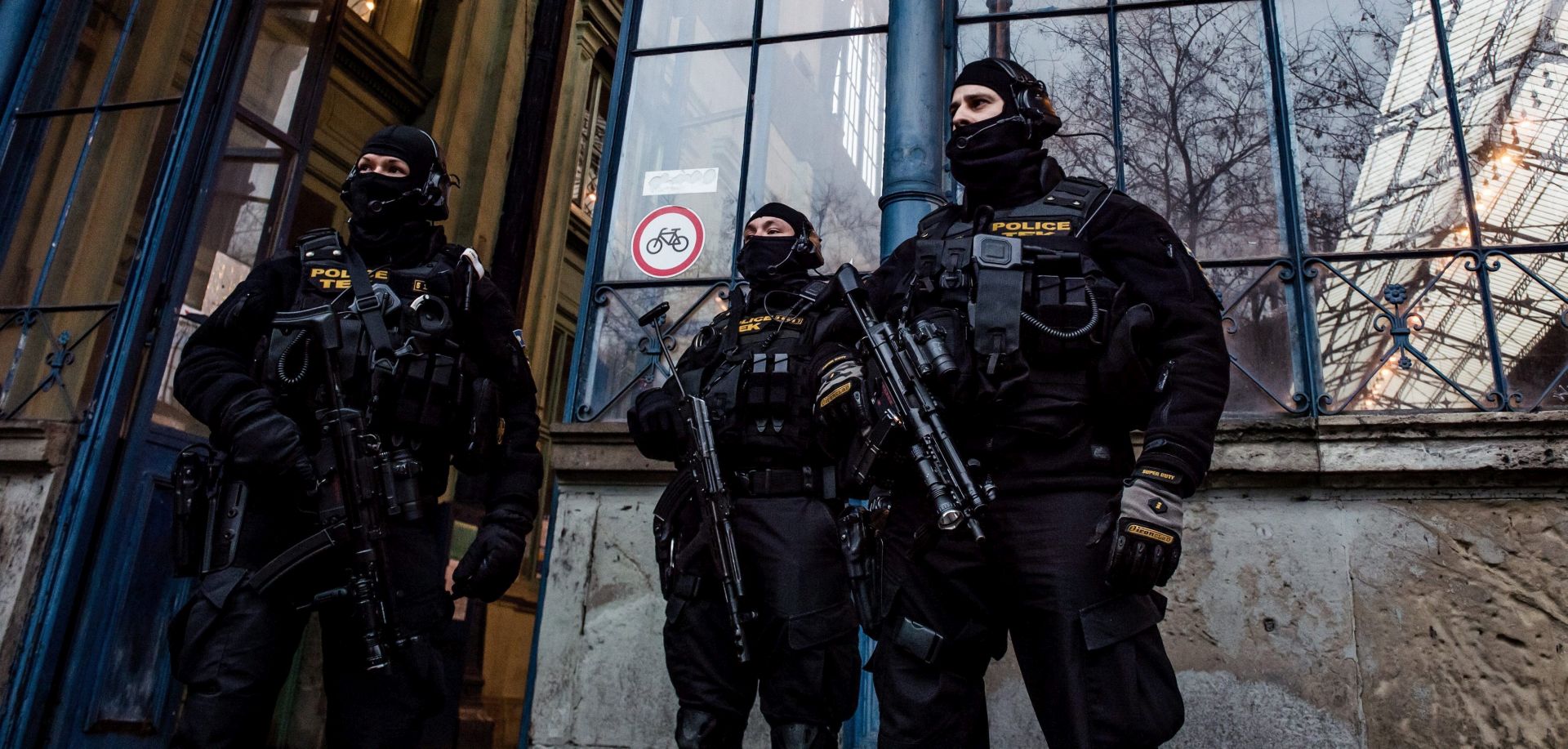 epa05683613 Police officers of the Counter Terrorism Centre with sub-machine guns patrol at Nyugati (Western) Railway Station in central Budapest, Hungary, 20 December 2016. Security has been beefed up at venues visited by large number of people after at least 12 people were killed and dozens injured when a truck on 19 December drove into the Christmas market at Breitscheidplatz in Berlin, in what authorities believe was a deliberate attack.  EPA/Zoltan Balogh HUNGARY OUT
