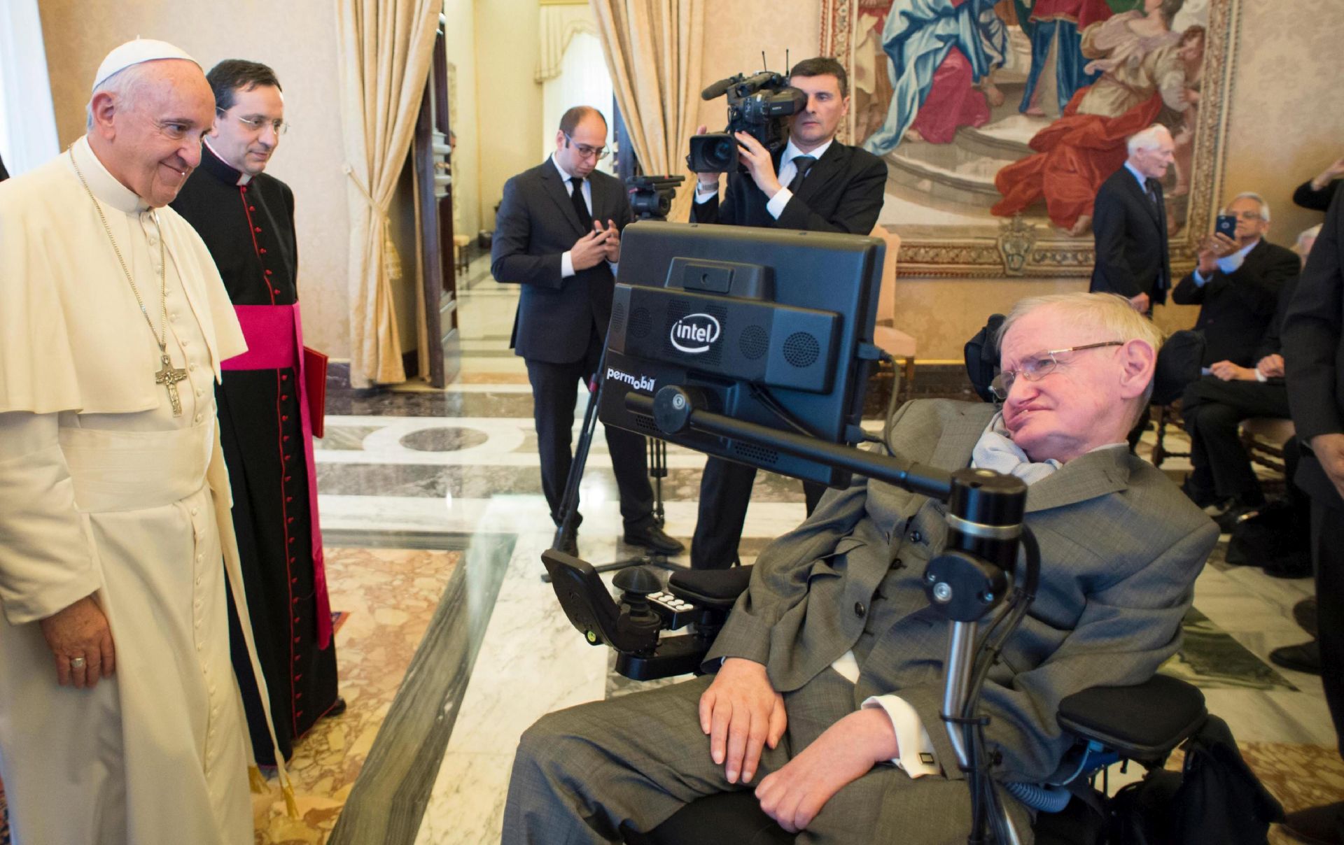 epa05651025 A handout picture provided by the Vatican newspaper L'Osservatore Romano showing Pope Francis talking to British Professor Stephen Hawking (R) during the plenary meeting of the Pontifical Academy of Sciences, in Vatican City, 28 November 2016.  EPA/L'OSSERVATORE ROMANO / HANDOUT PHOTO TO BE USED SOLELY TO ILLUSTRATE NEWS REPORTING OR COMMENTARY ON THE FACTS OR EVENTS DEPICTED IN THIS IMAGE; NO ARCHIVING; NO LICENSING HANDOUT EDITORIAL USE ONLY/NO SALES
