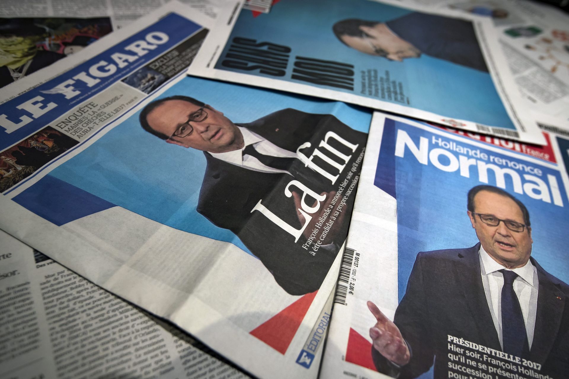 epa05656147 A photo illustration of French daily newspapers bearing French President Francois Hollande on their frontpages, in Paris, France, 02 December 2016. Hollande on 01 December 2016 announced he will not run for re-election as French president.  EPA/IAN LANGSDON