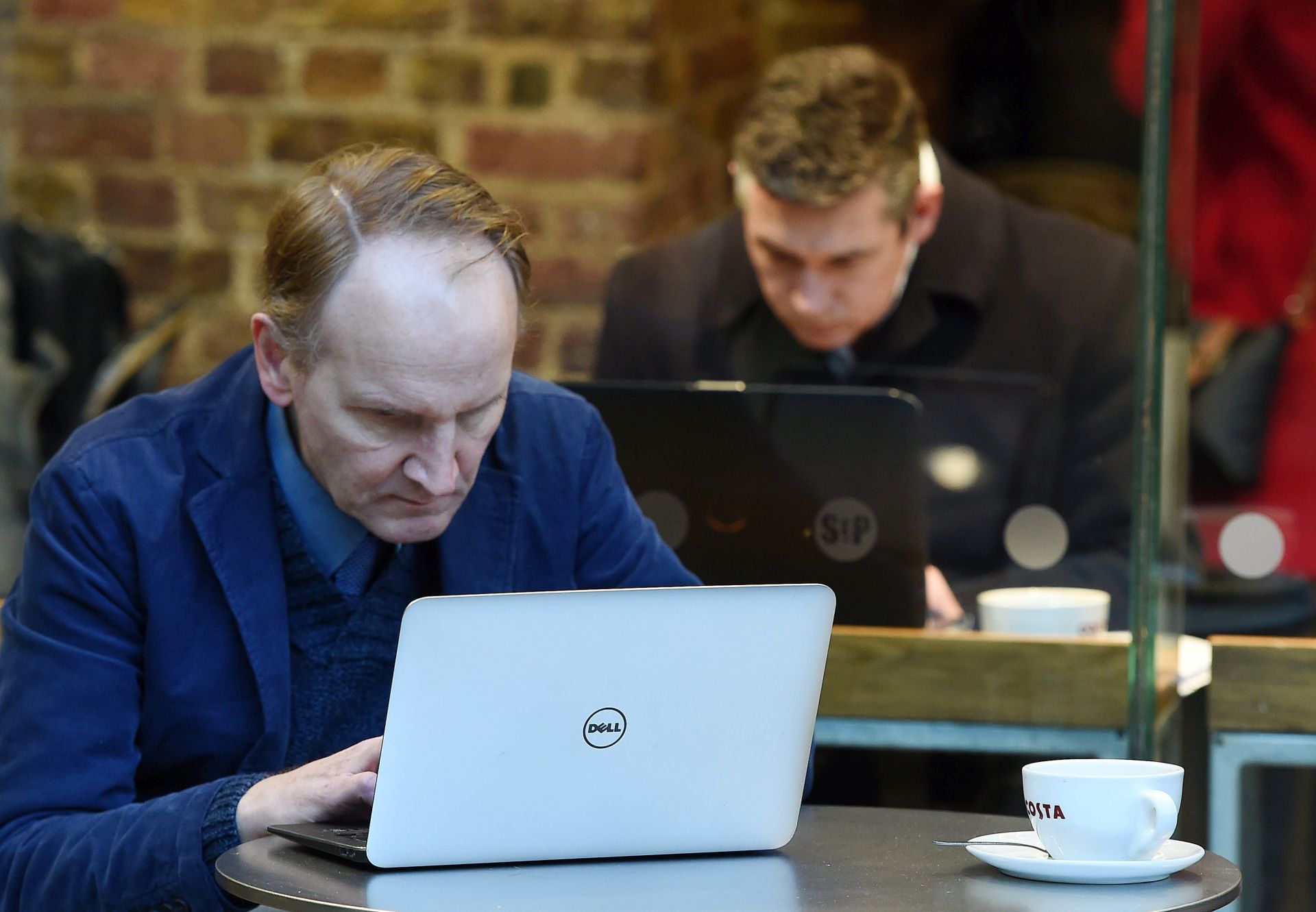 epa05101507 Customers use the internet at a coffee shop in London, Britain, 14 January 2016. Coffee shops with public wifi networks may be obliged to store internet data for up to a year under new snoopers charter laws, the UK government has said.  EPA/ANDY RAIN