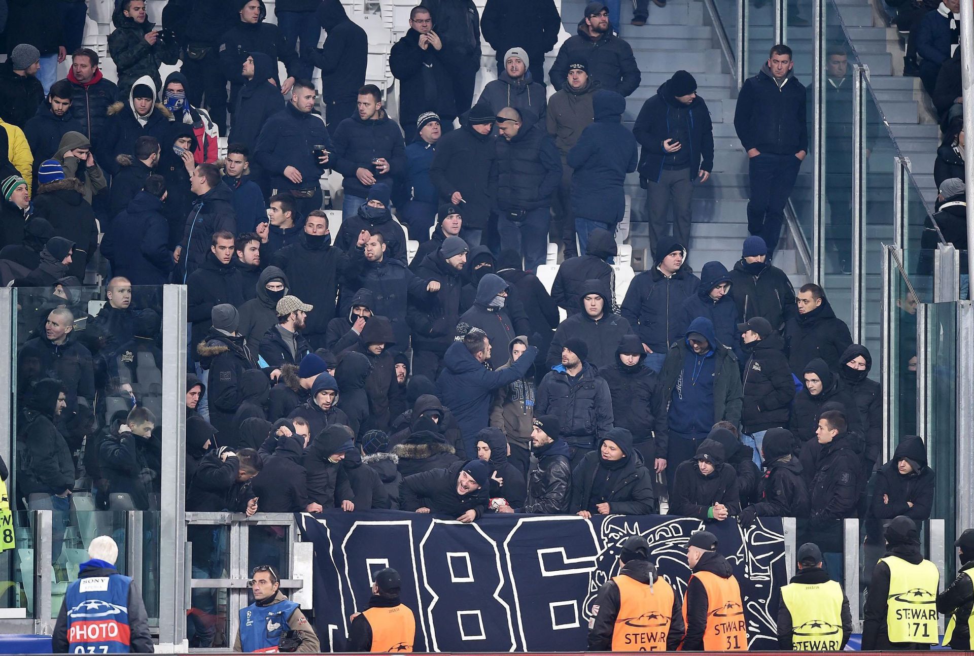 epa05664817 Dinamo Zagabria's supporters during the UEFA Champions League soccer match between Juventus FC and GNK Dinamo Zagreb in Turin, Italy, 07 December 2016.  EPA/DI MARCO
