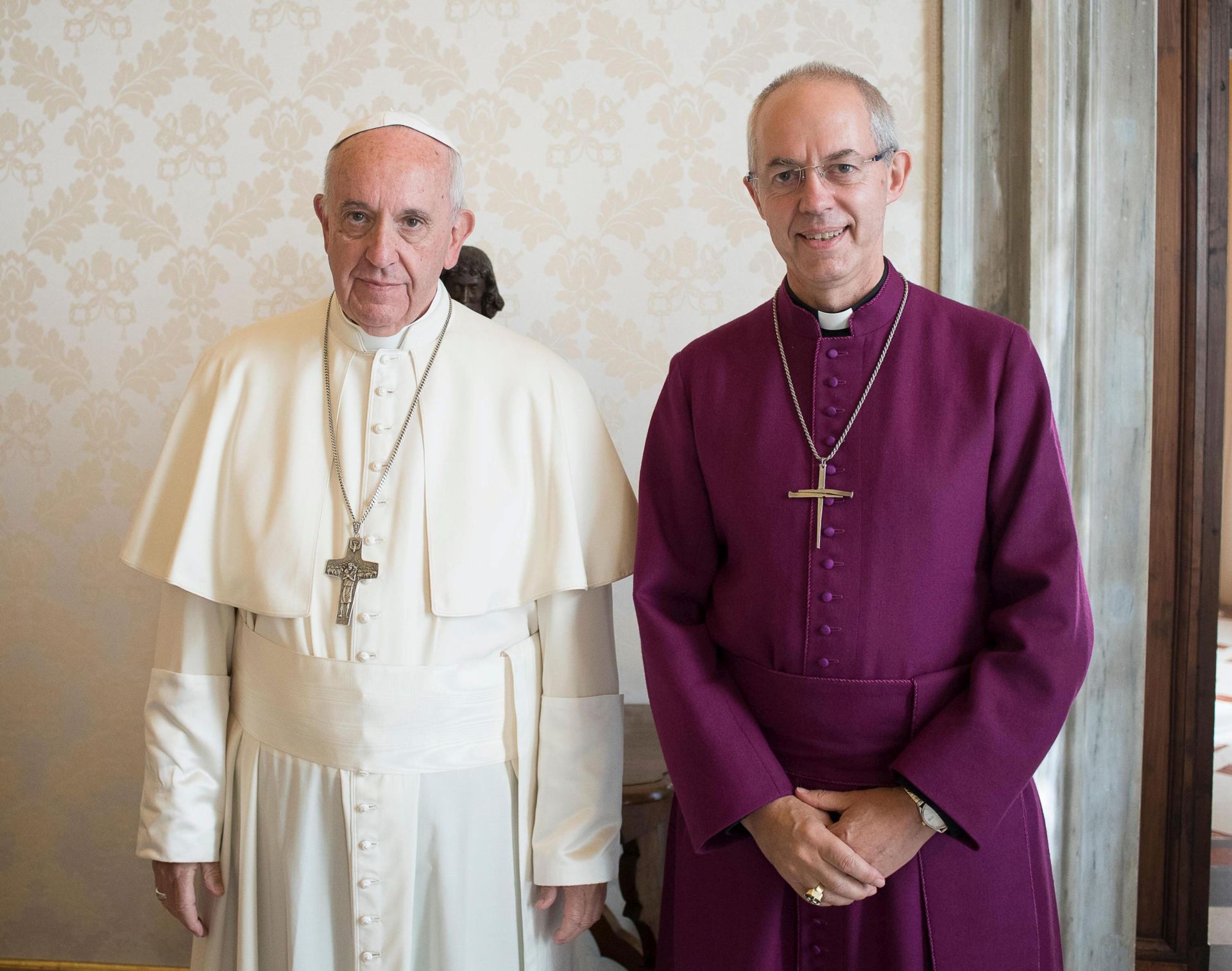 epa05572948 A handout picture provided by Vatican newspaper L'Osservatore Romano shows Pope Francis (L) during the meeting with the head of the Anglican Church, Archbishop of Canterbury Justin Welby (R), at the Vatican, 06 October 2016. Francis stressed the importance of Christian unity and urged the Anglican Church to help 'bring love to a world thirsty for peace'.  EPA/OSSERVATORE ROMANO / HANDOUT  HANDOUT EDITORIAL USE ONLY/NO SALES